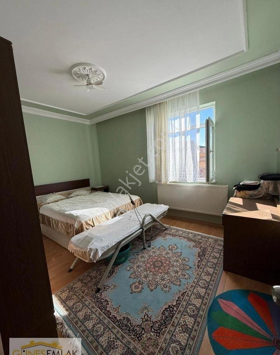 Güneş Emlak Çarşı Merkezde Terası Olan Geniş Satılık Daire - Görsel 13