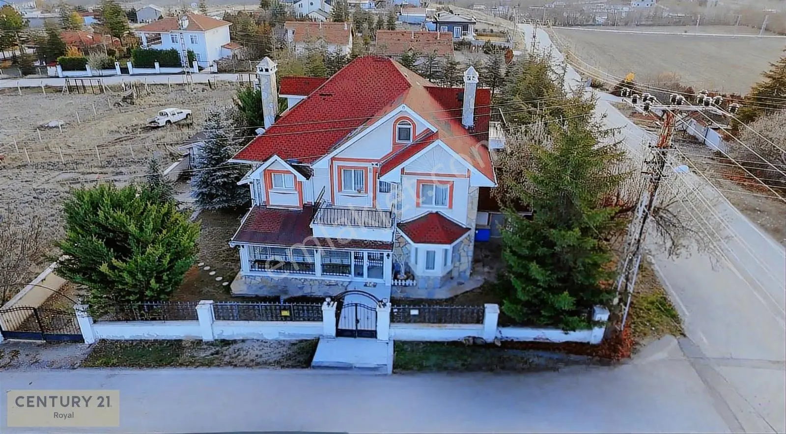 Gölbaşında Satılık Geniş Bahçeli Villa