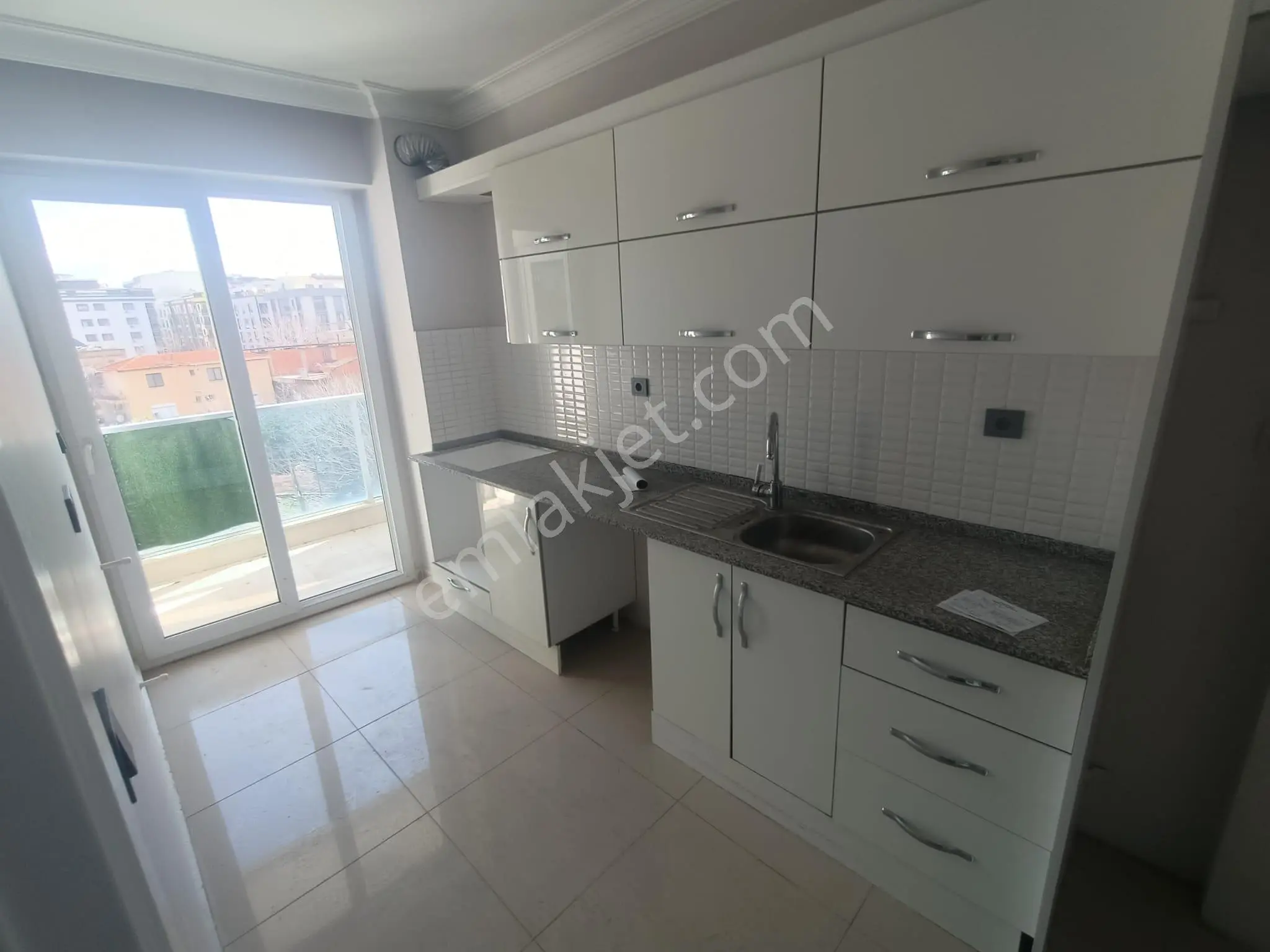 Merkezi Konumda Kapalı Mutfaklı 2+1 Bakımlı Satılık Daire