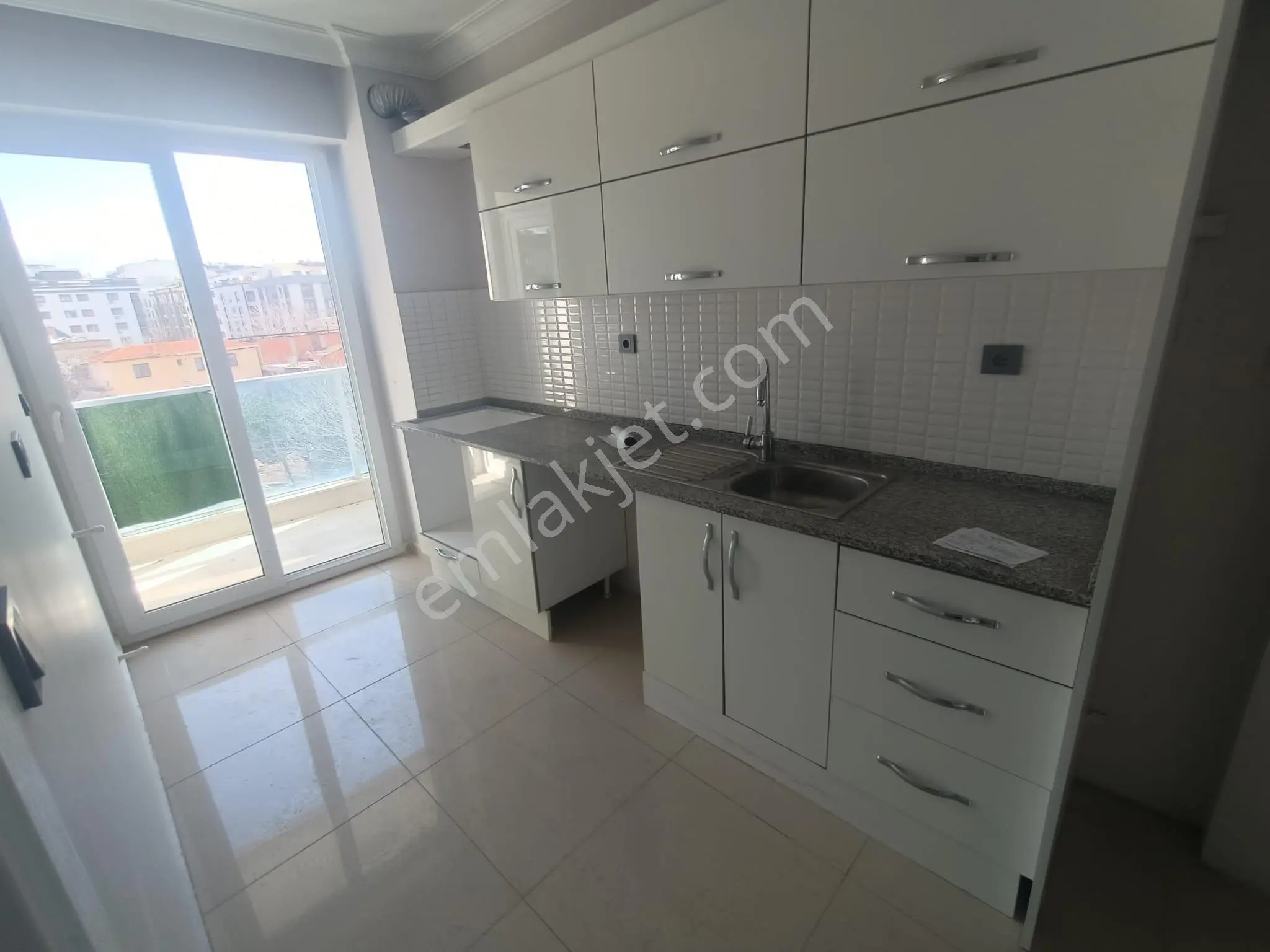 Merkezi Konumda Kapalı Mutfaklı 2+1 Bakımlı Satılık Daire - Görsel 3