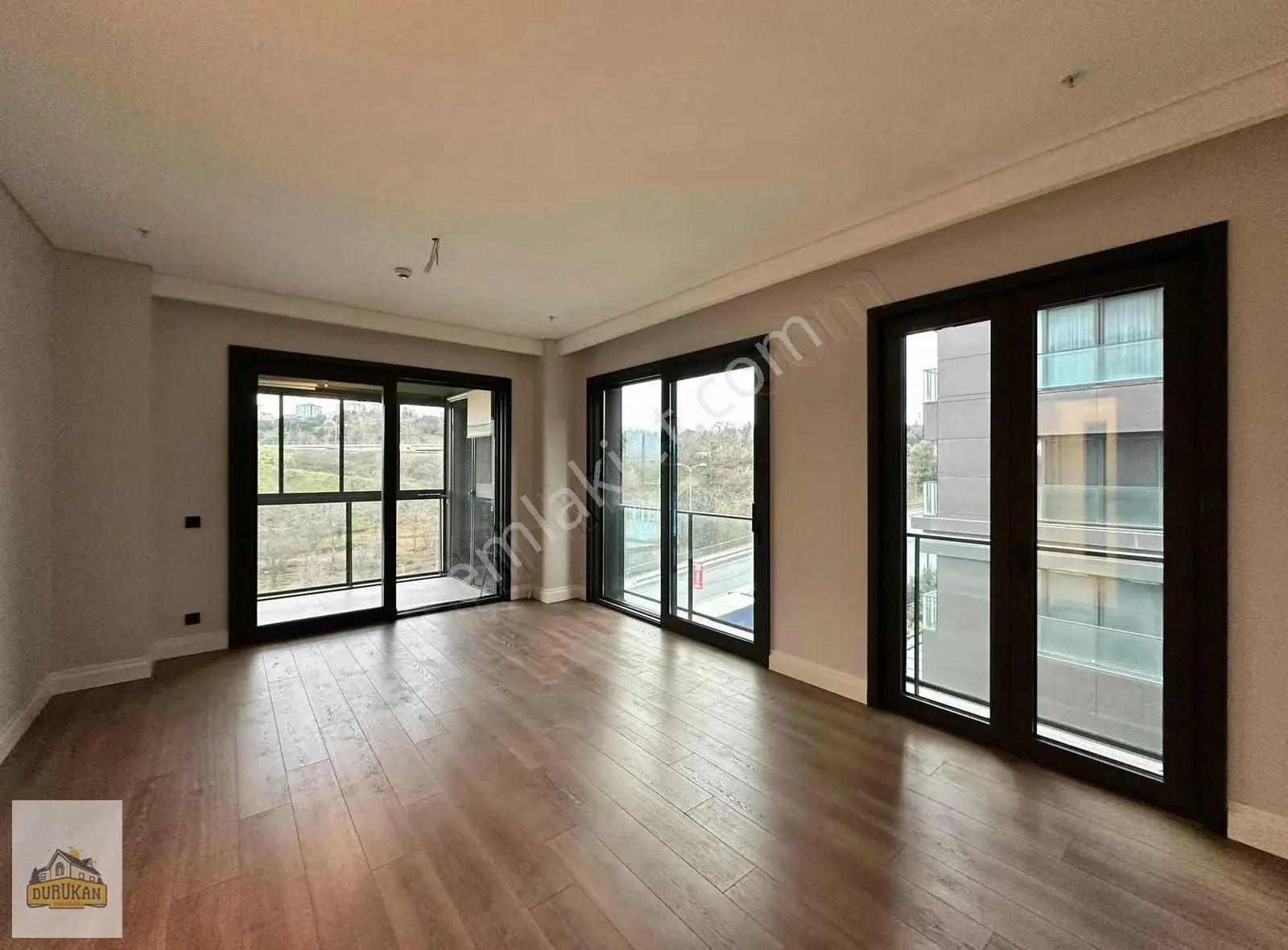 Avrupa Konutları Çamlıvadide Satılık 3+1 Manzaralı Köşe Daire