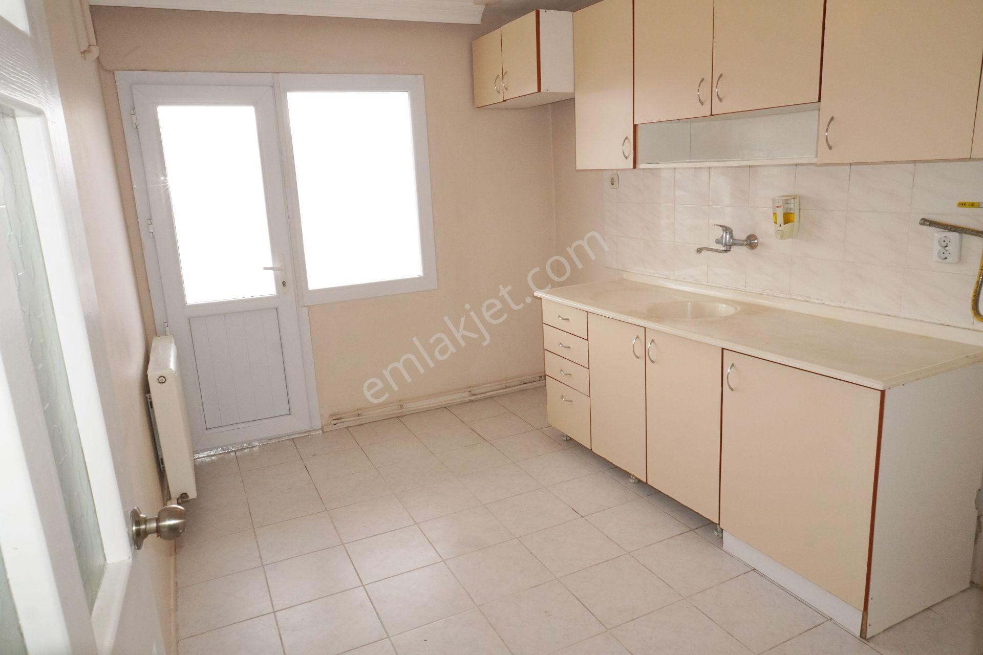 Yakakent Kiralık Fiyat Düştü 3+1 Doğalgaz+balkonlu+denizmanzaralı(serkan)