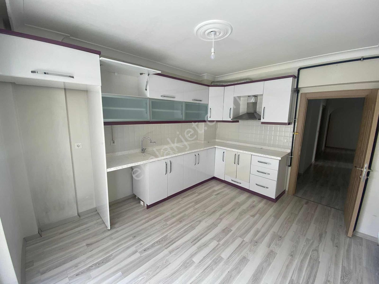 Merkezde Yeni Bina Arakat 3+1 Kiralık