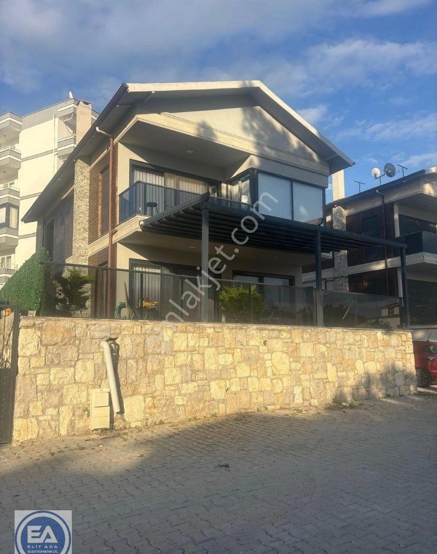Kuşadası Hacıfeyzullah Mahallesi'nde Satılık 3+1 Müstakil Villa