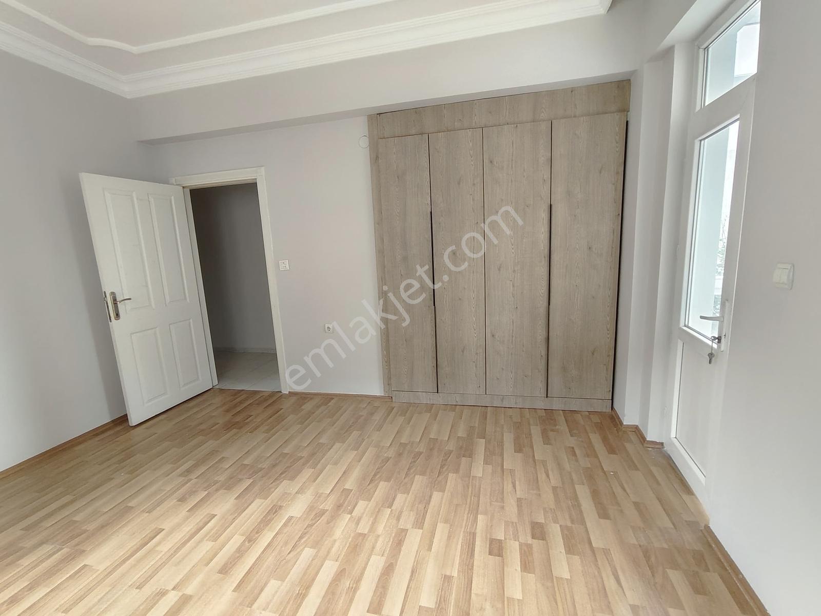 Köşkte Müstakil Konforu: Her Katta Tek Daire, 200 M² Geniş 3+1 - Görsel 3
