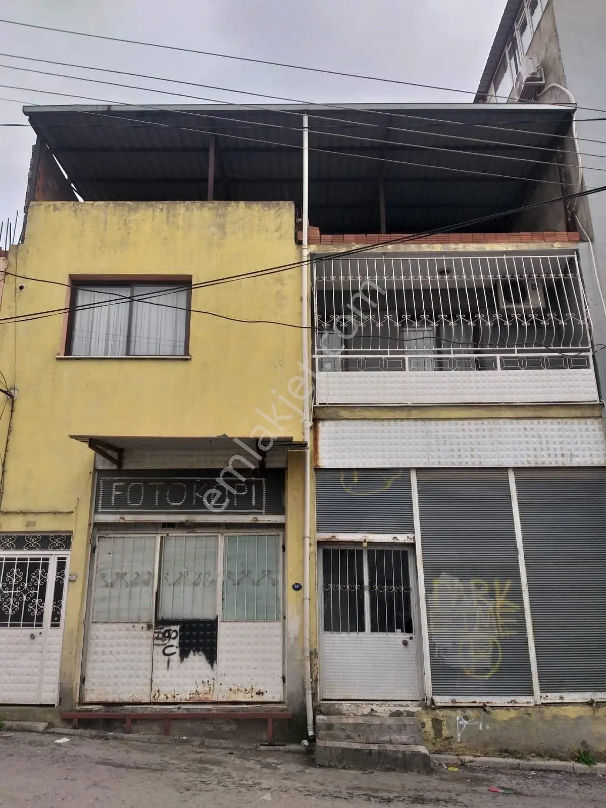 Karabağlar Yunus Emrede 2 Dükkan 1 Daire 138 M2 Komple Bina Satılık