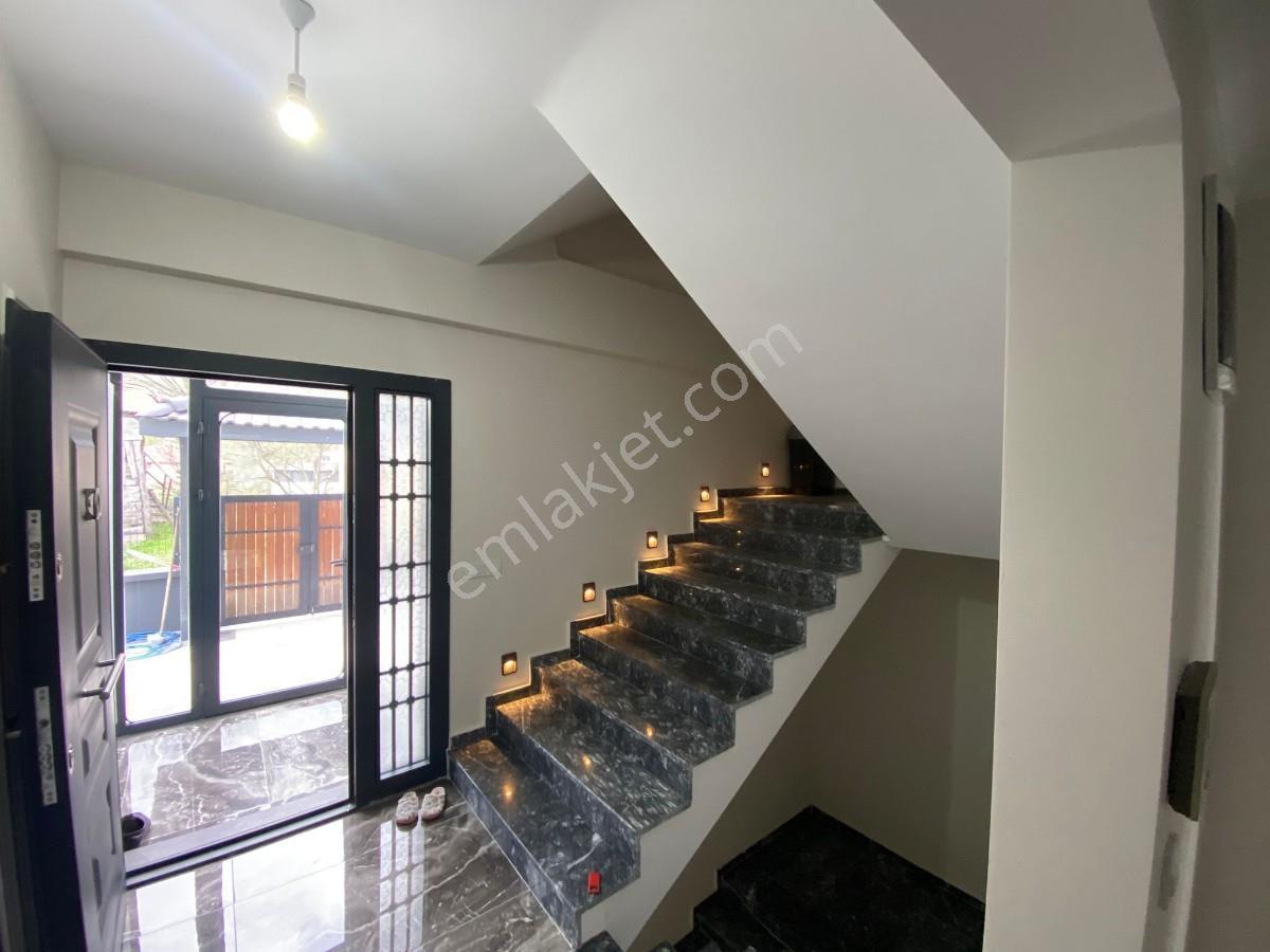 Akyazı Taşburunda İskanlı Bahçeli Muhteşem Villa - Görsel 12