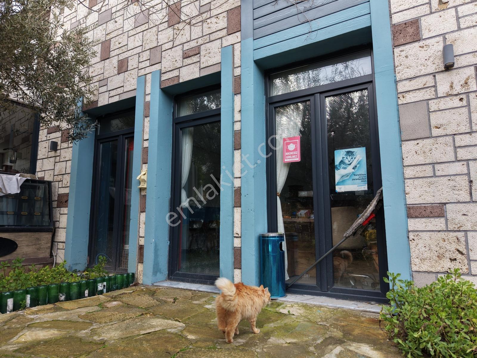 Foça Kozbeyli'de 2 Katlı Otel Satılık