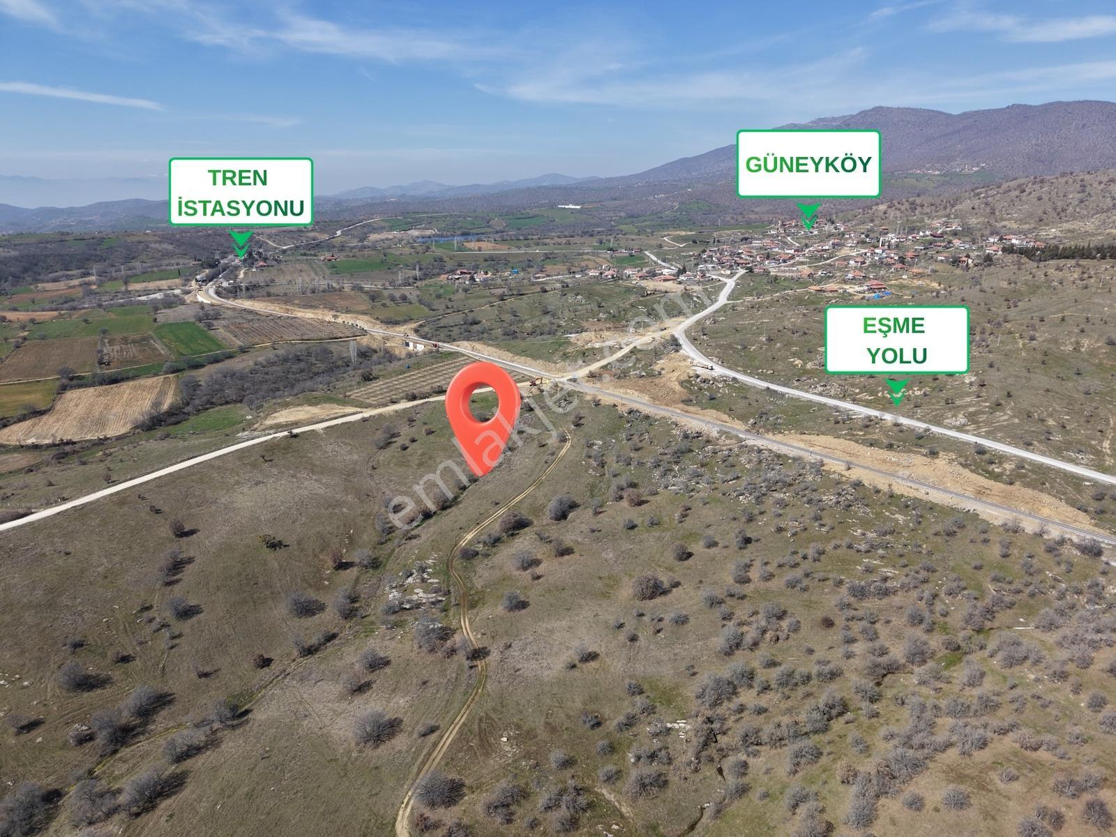 Eşme Güneyköyde Verimli Tarla Elektrik/su/yol Mevcut.