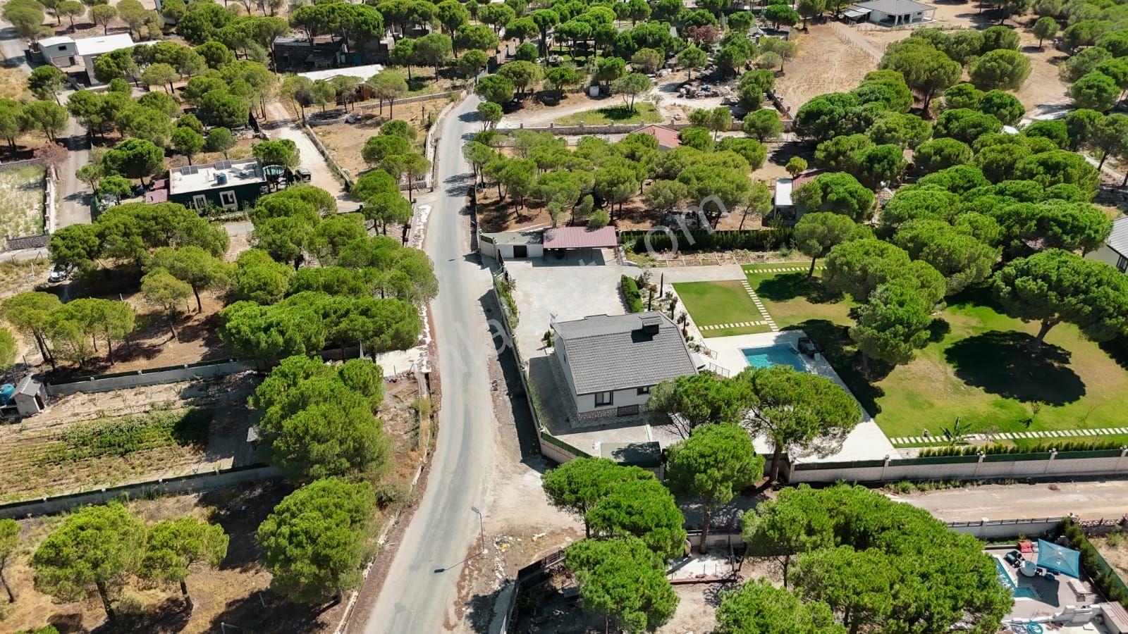 Menemende Bölgesinde 300m2 Satılık Bahçe