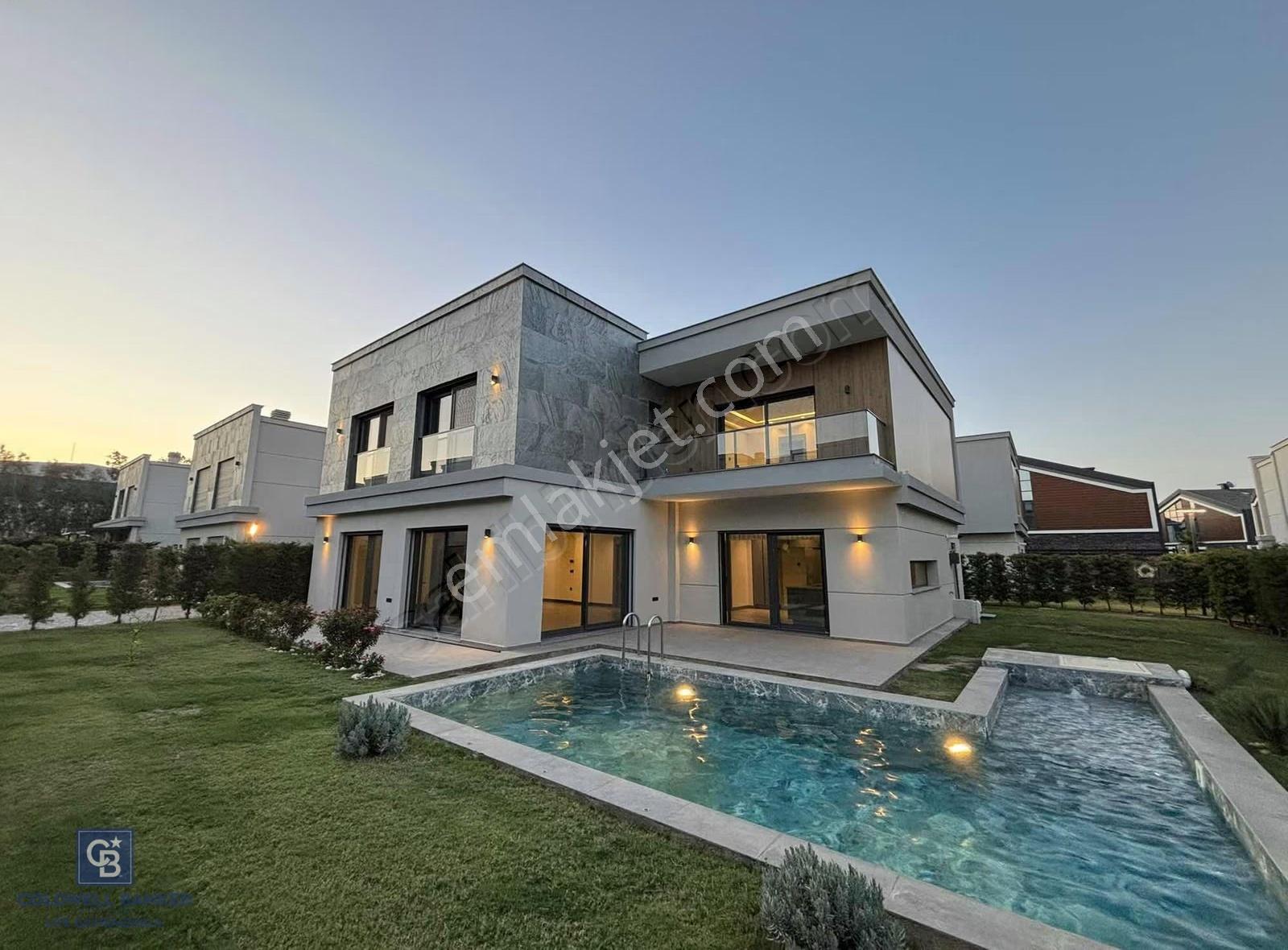 Sasalı'da 5+1 500 M2 Müstakil Havuzlu Satılık Villa