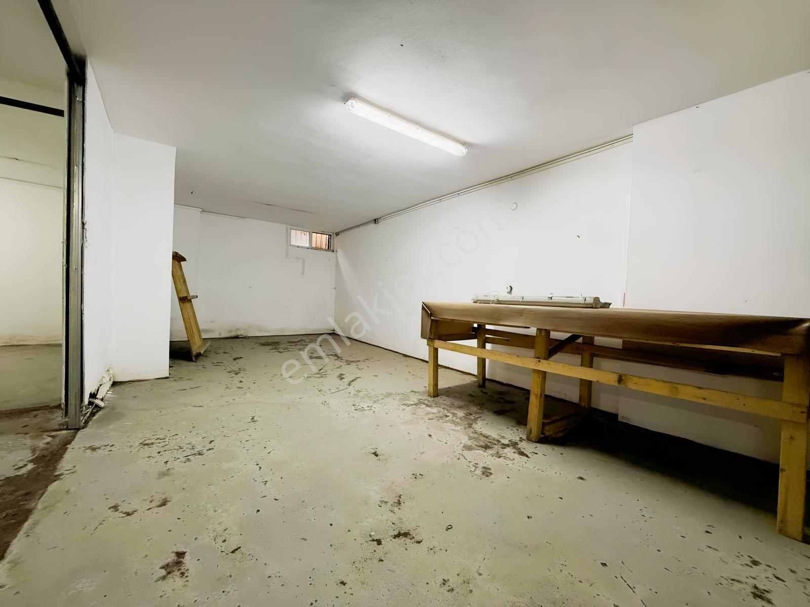 İbrahim Ağa Caddesinde Kiralık 240 M² İki Katlı Depolu İş Yeri - Görsel 3