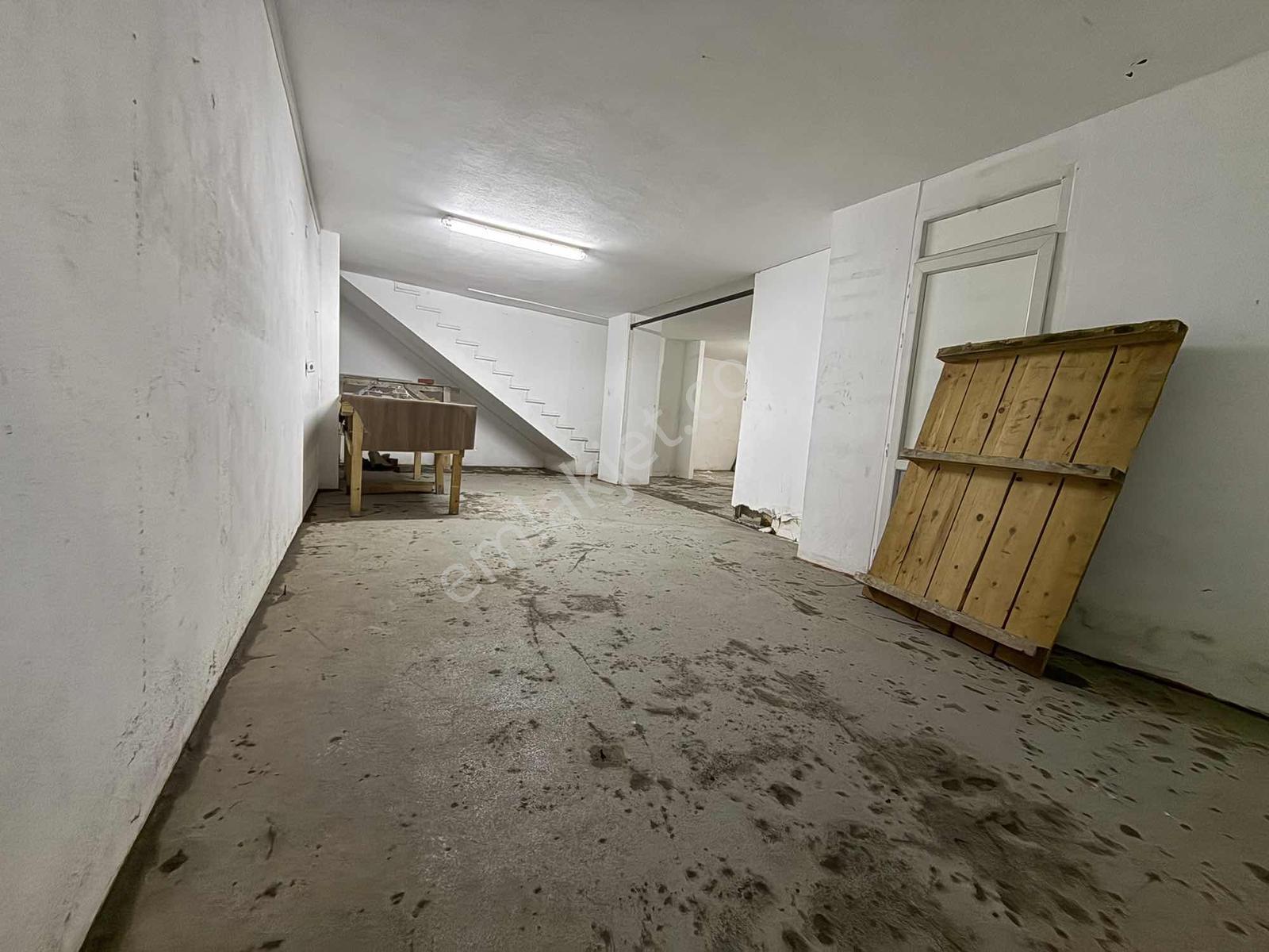 İbrahim Ağa Caddesinde Kiralık 240 M² İki Katlı Depolu İş Yeri - Görsel 6