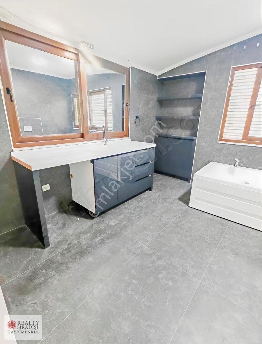 Altıntaş Cenk Onurkent Sitesinde Triplex Havuzlu Villa - Görsel 13