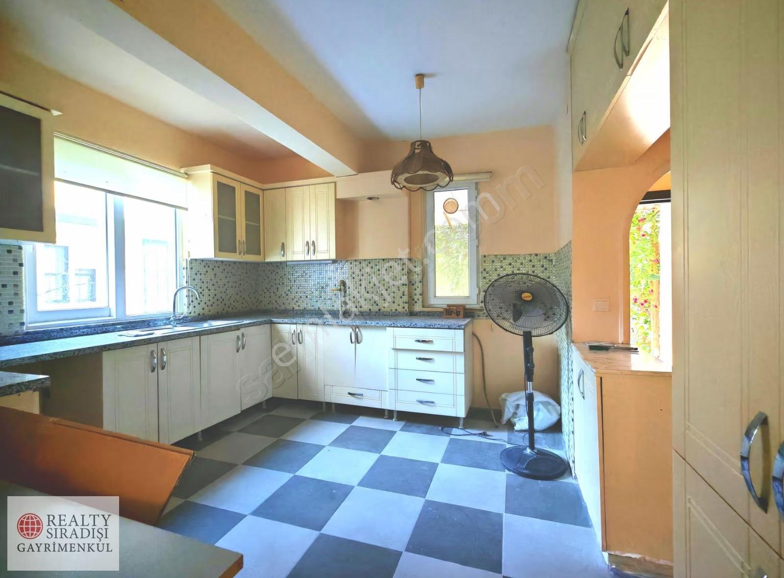 Örnekköyde Denize Yakın Sitede Kendi Bahçesi Olan Villa - Görsel 10