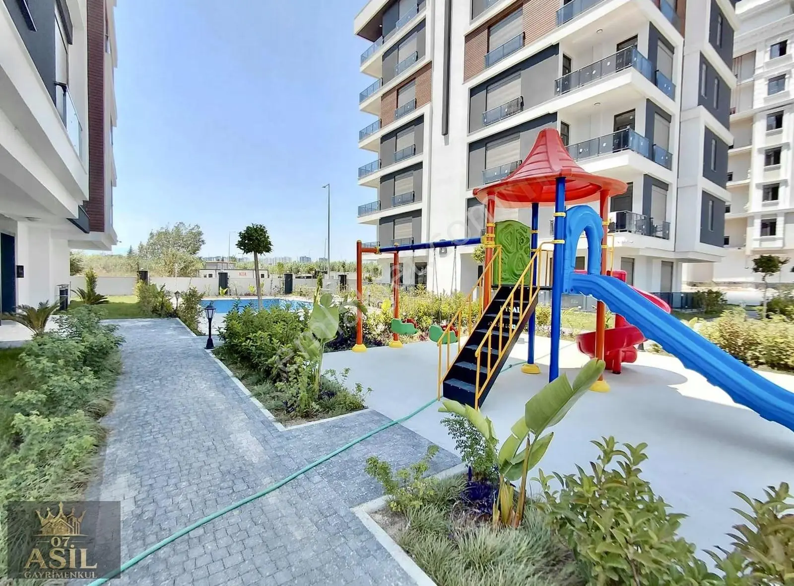 Ayrı Mutfaklı Geniş 1+1 Havuzlu Çocuk Oyun Parklı