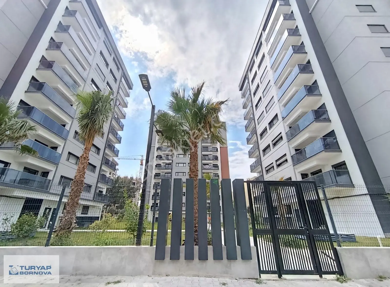 Bayraklı'da Merkezi Lokasyonda Satılık 3+1 Sıfır Daire