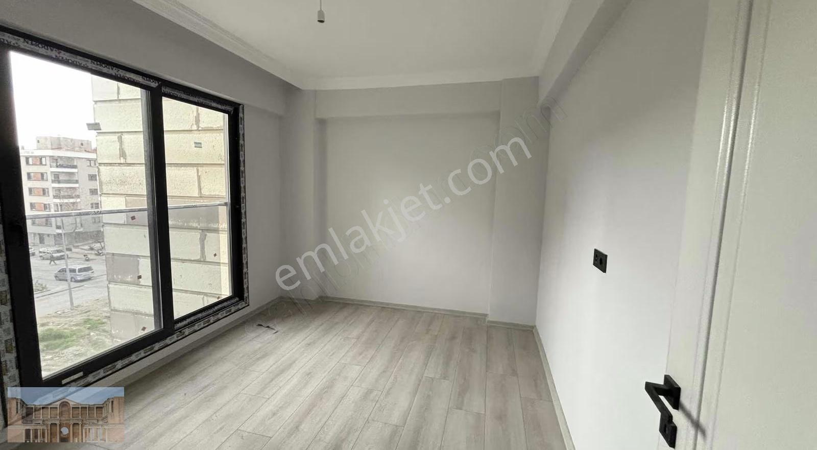 Yeşilyurt Da Cadde Üzeri Kiralık 2+1 Daire - Görsel 3