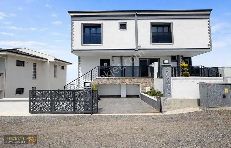 Terzioğlu'ndan Burhaniye İskelede Deniz Manzaralı Deluxe4+1villa