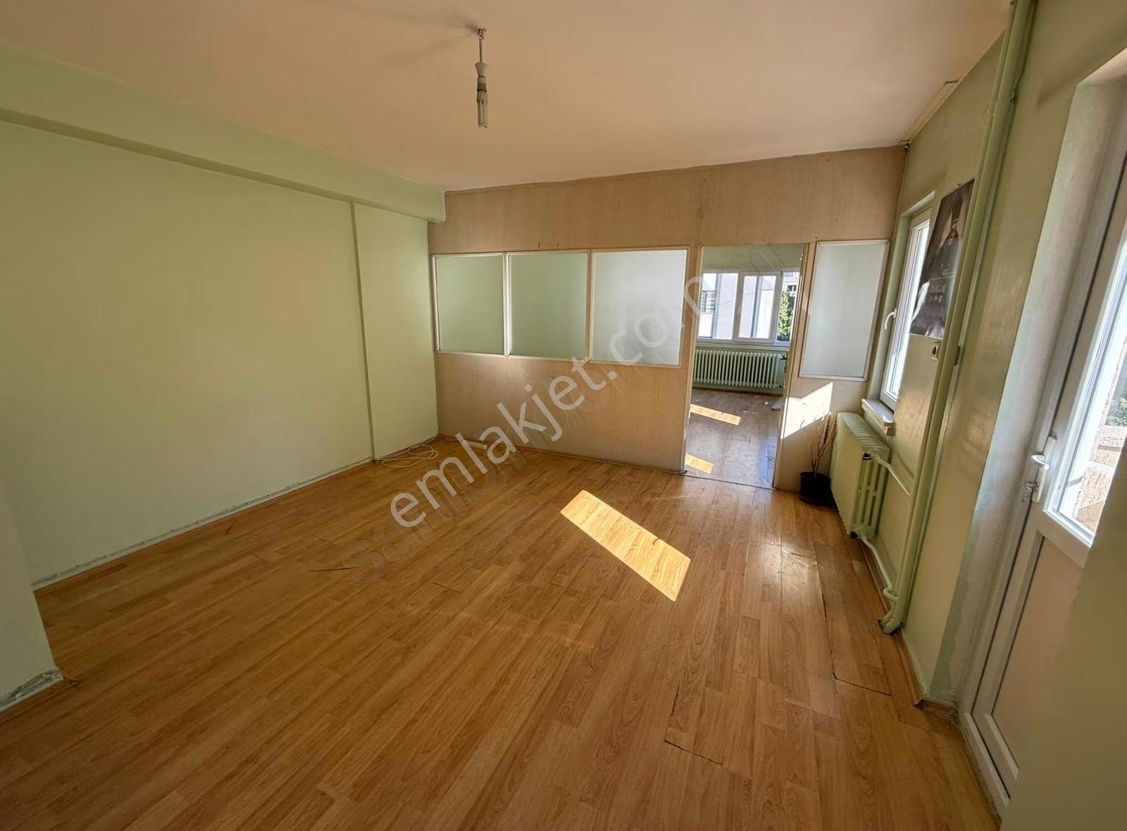 Doktorlar Caddesi Ana Cadde Üzeri 1+1 Kiralık Ofis