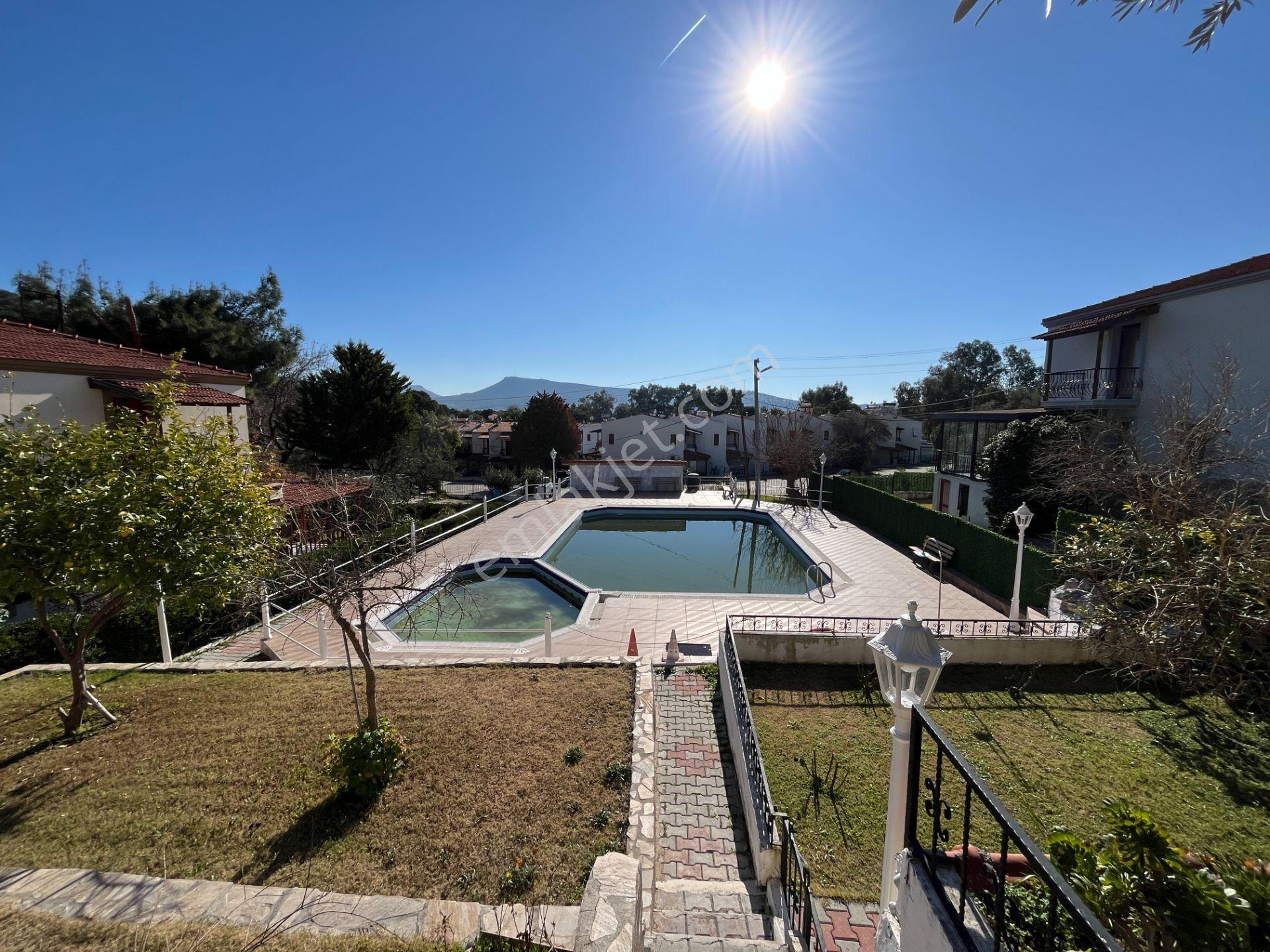 Eski Foça'da Havuzlu Sitede Denize Yakın Kiralık Villa - Görsel 2