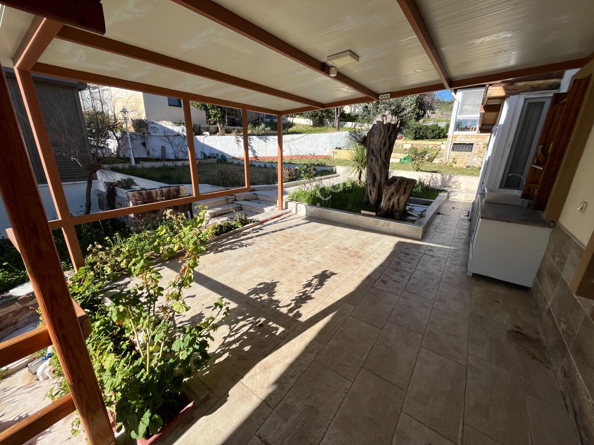 Eski Foça'da Havuzlu Sitede Denize Yakın Kiralık Villa - Görsel 16