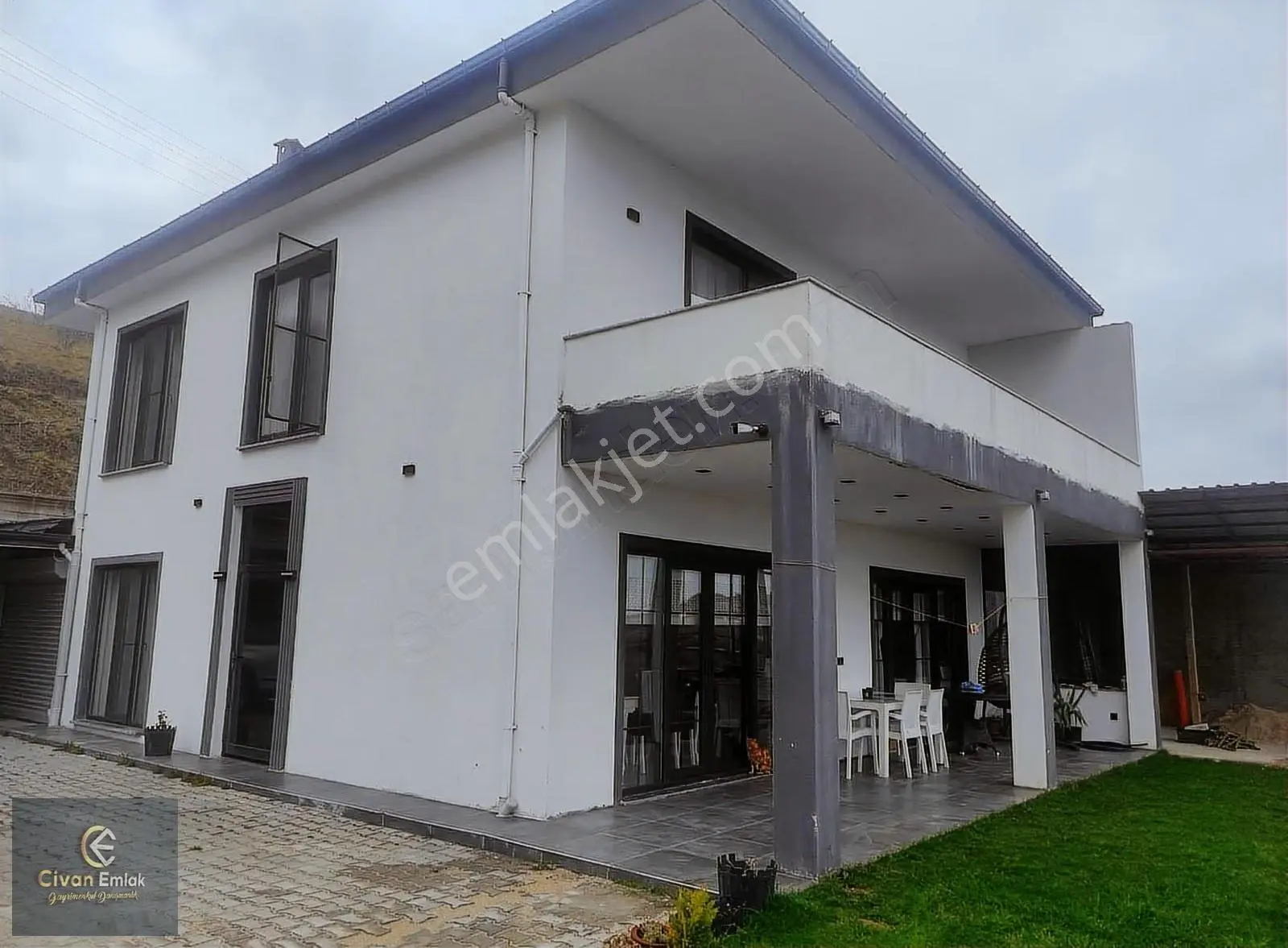 Civan'dan Kurugökçe'de 3 Yıllık, Deniz Ve Göl Manzaralı Villa