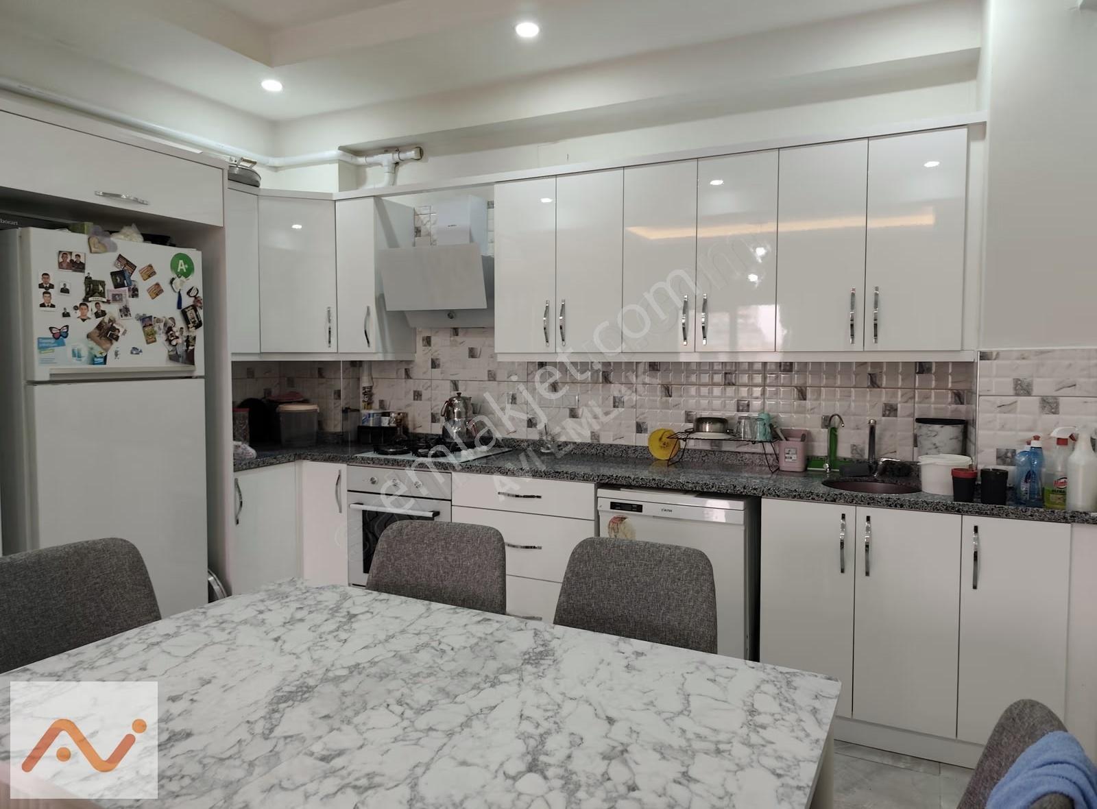 Okullar Bölgesinde Salı Pazarının Yanı Başında 2+1 Satılık Daire