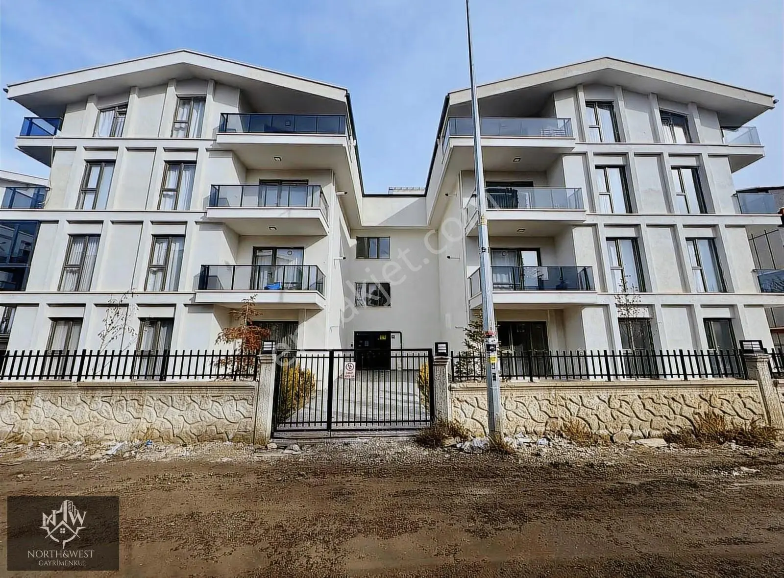 İncek'te 1.98 Kredili, Site İçerisinde Satılık Geniş 1+1 Da.