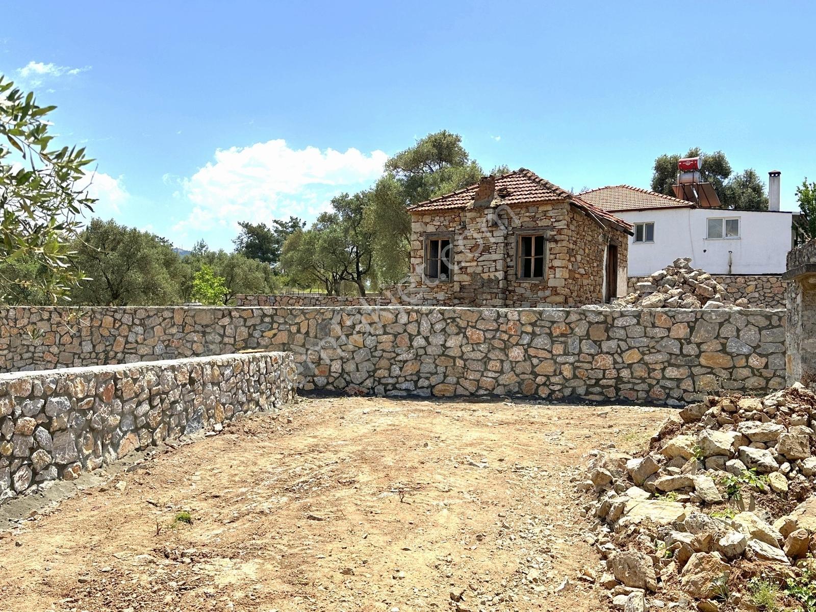 Satılık Çiftlik;5000m2 İçinde 3 Adet Taş Bina+zeytinlik+tarla