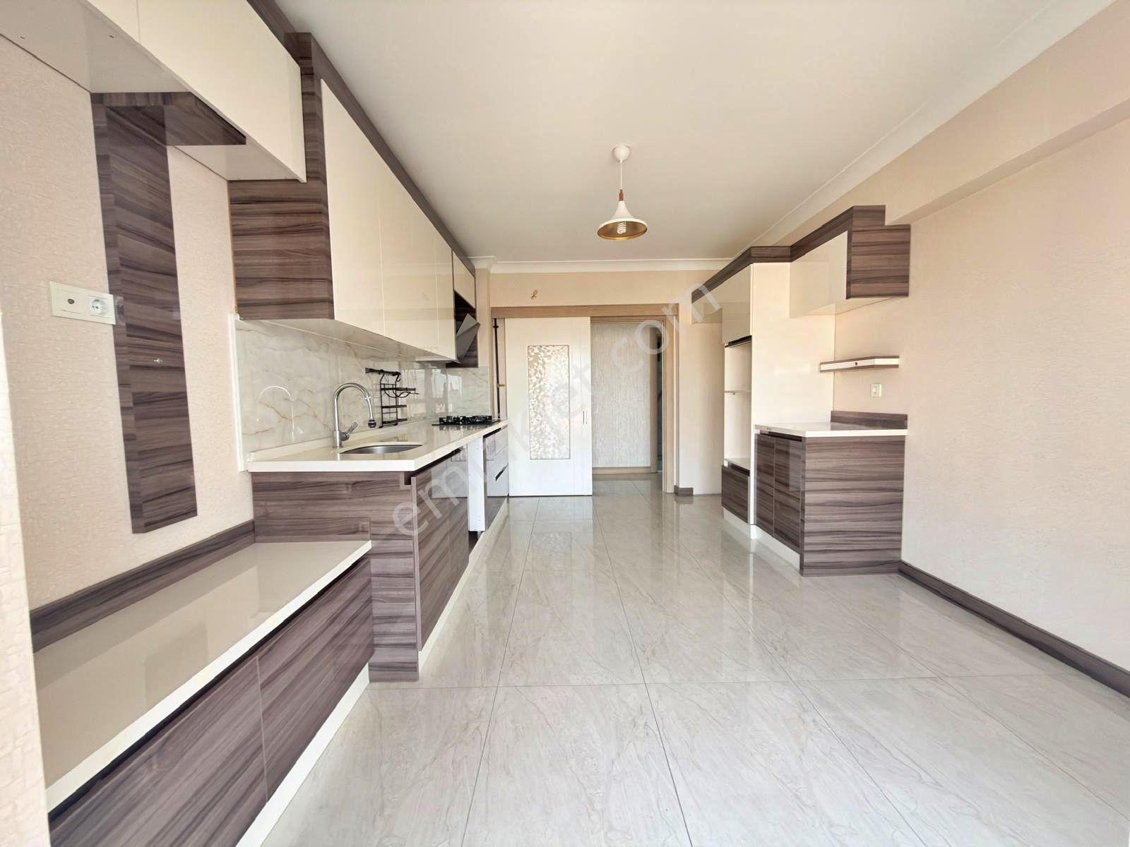 **yıldız'dan 7/24 Güvenlikli Sitede Merkezde Çift Balkon 3.5+1*