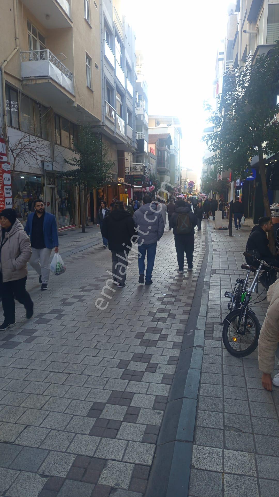 Neron Gayrimenkul'den Çarşının Göbeğinde Kiralık Ofis Veya Daire - Görsel 2