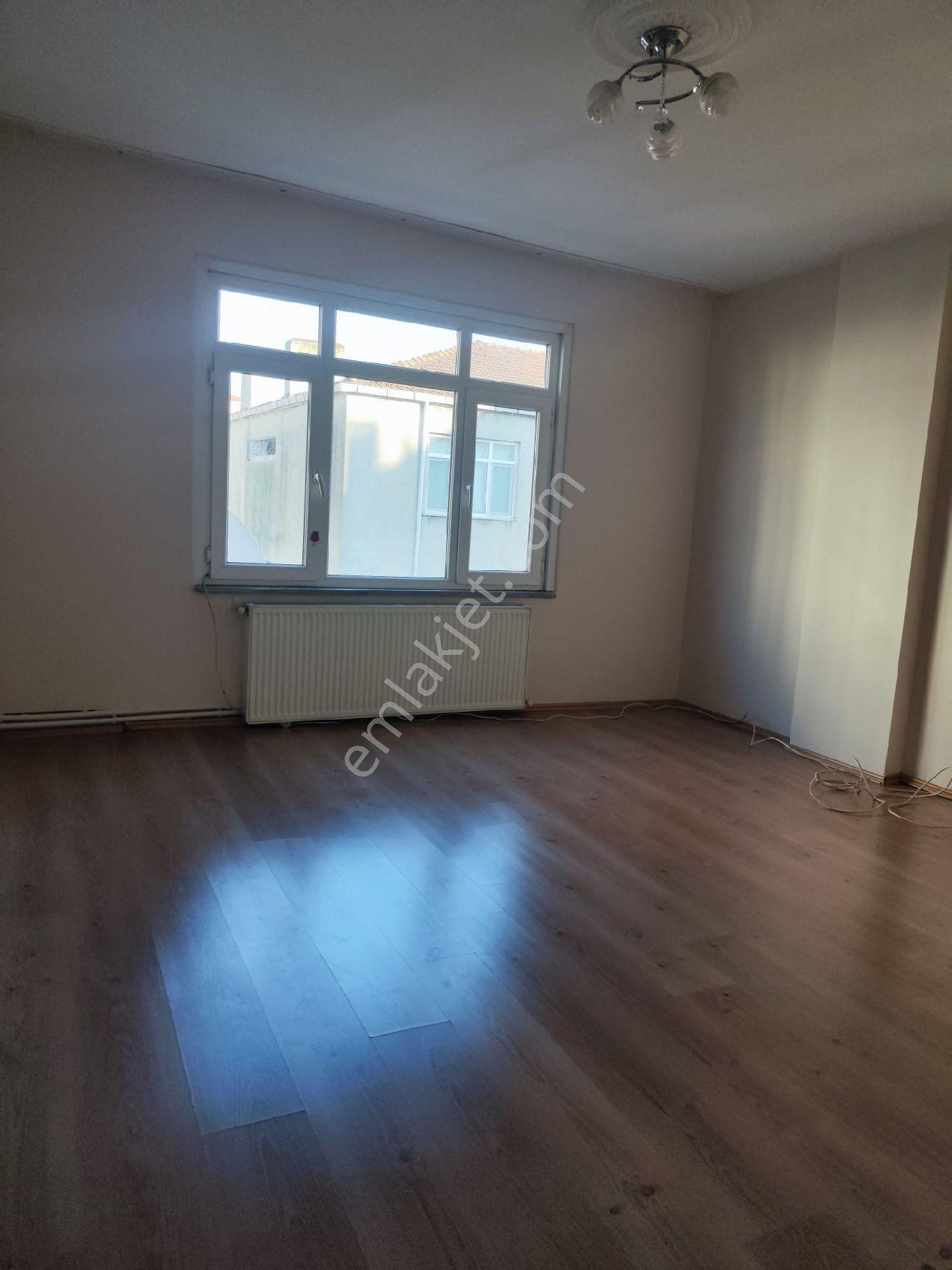 Ümraniye Tepeüstü Mahallesi 2+1 100 Metre Kiralık Daire 3.kat Metro Yürüme Mesafeli
