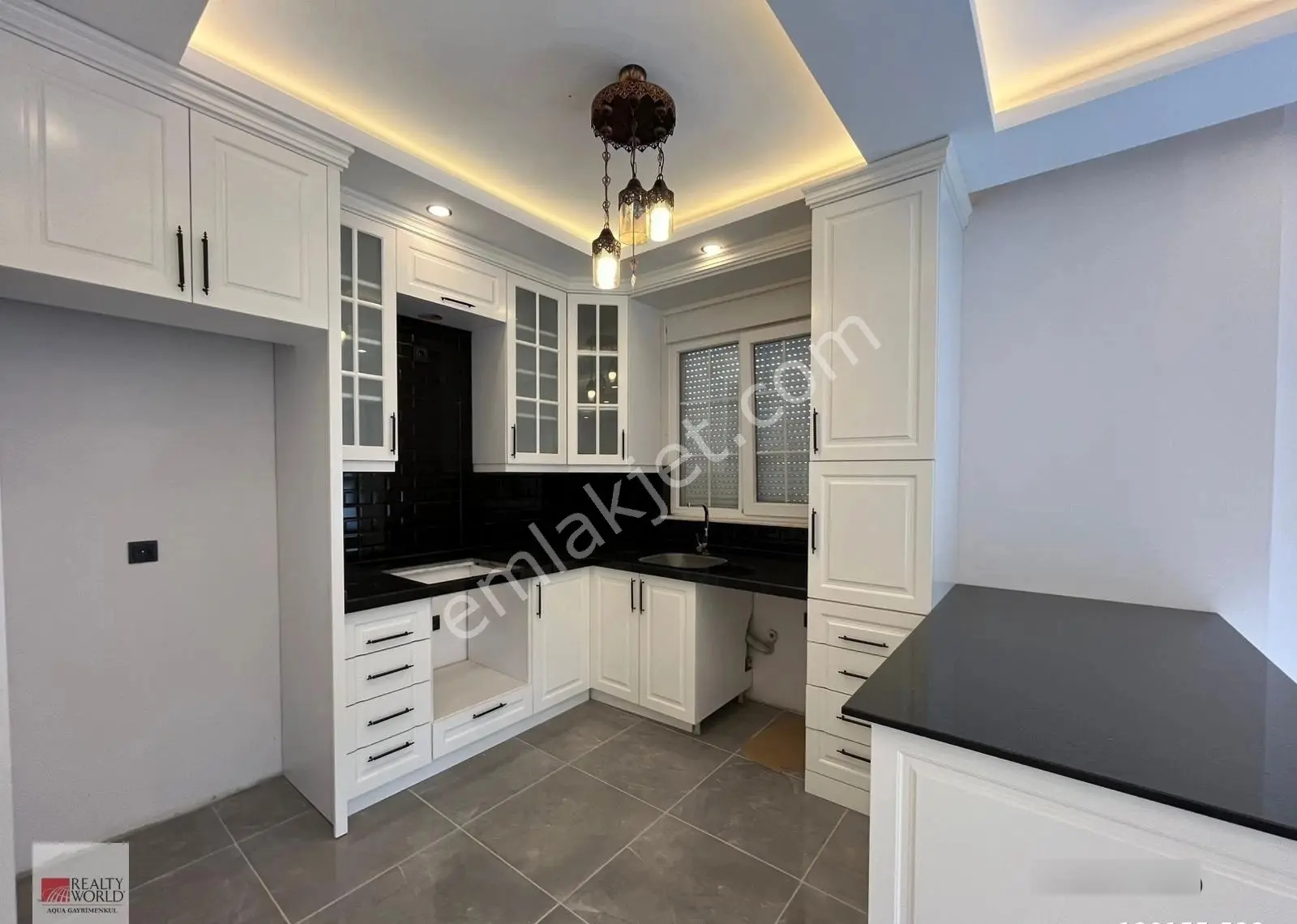Döşemealtı'nda Satılık 5+2 Lüks Villa | Teraslı | Bahçeli
