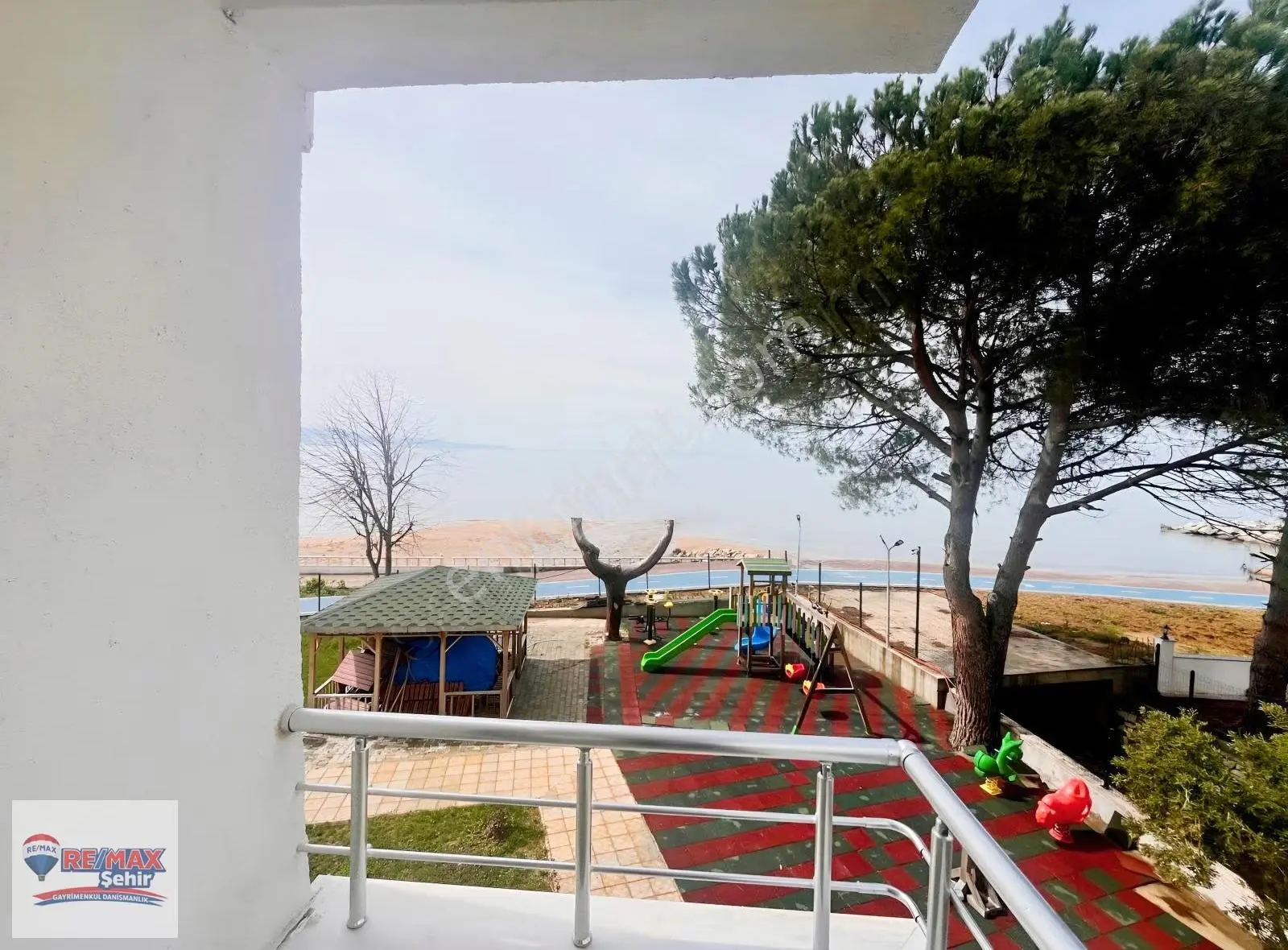 Armutlu'da Denize Sıfır Lüks Sitede Önü Kapanmaz Manzaralı 3+1