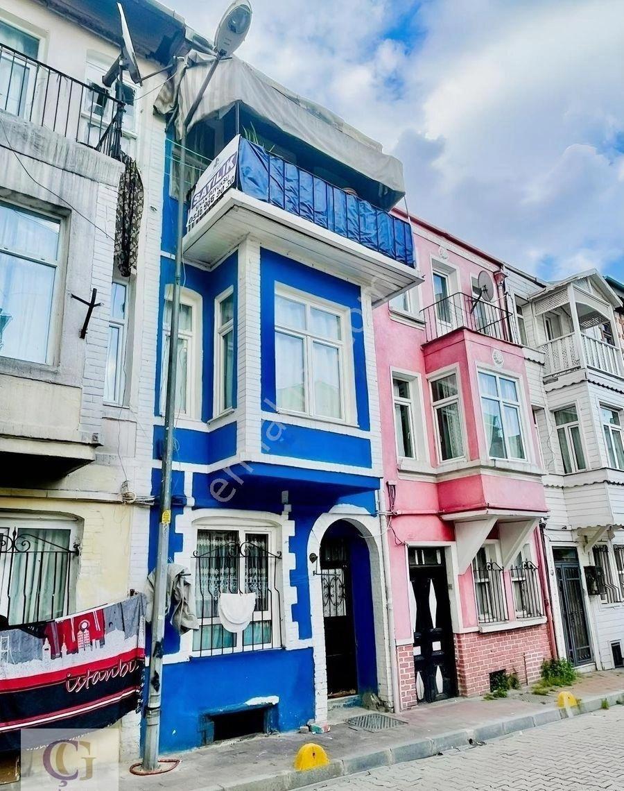 Balat Ayvansaray'da Sahile Yakın 3 Katlı Satılık Bina
