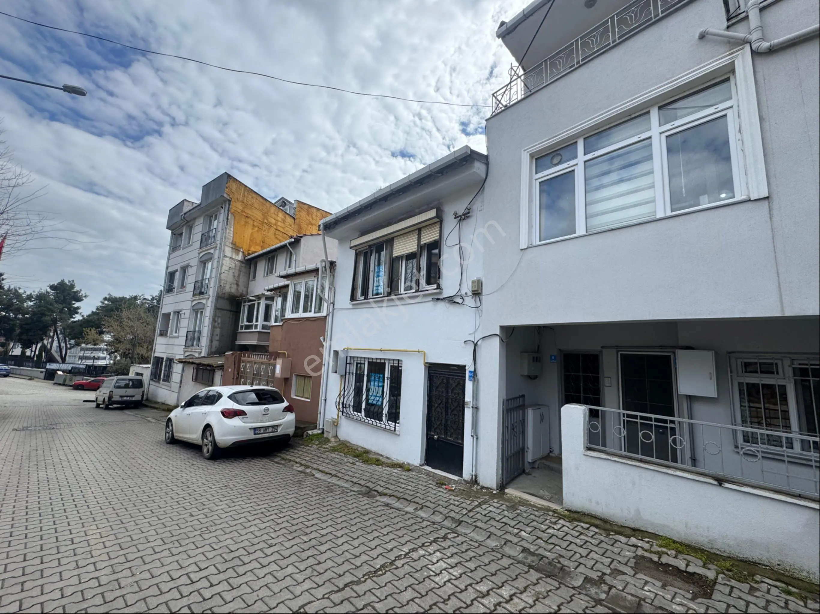 Ak Auto Gayrimenkul'dan Tekirdağ Süleymanpaşa Zafer Mahallersi Satılık İskanlı Müstakil Ev