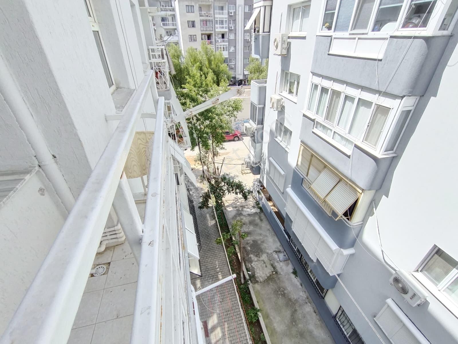 Karşıyaka'da Sevgi Yolu Yakını Bakımlı Ferah 3+1 Kiralık Daire - Görsel 9