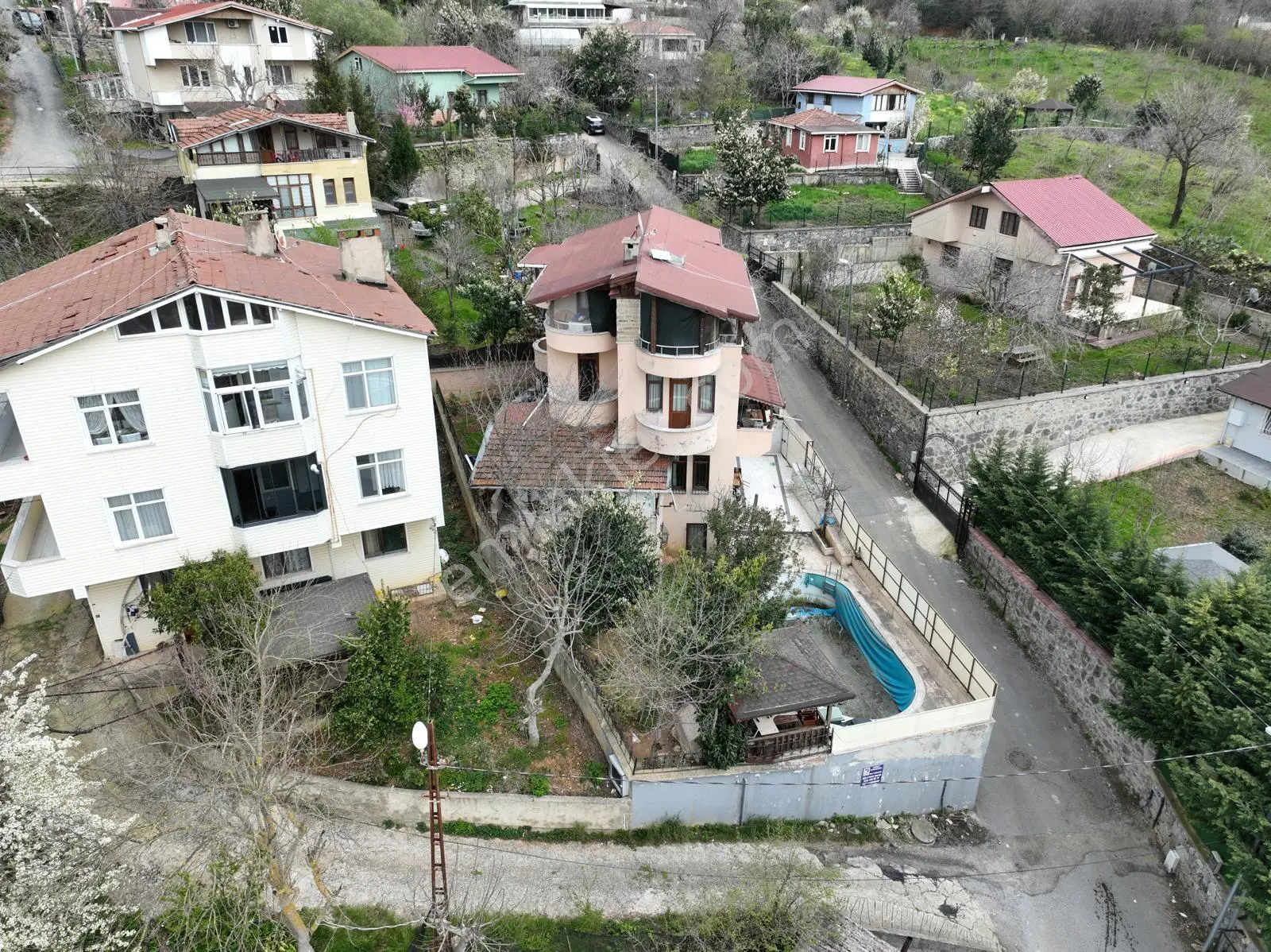 Satılık Beykozda Elmalı Köyünde Havuzlu Müstakil Bahçeli Ev - Görsel 2