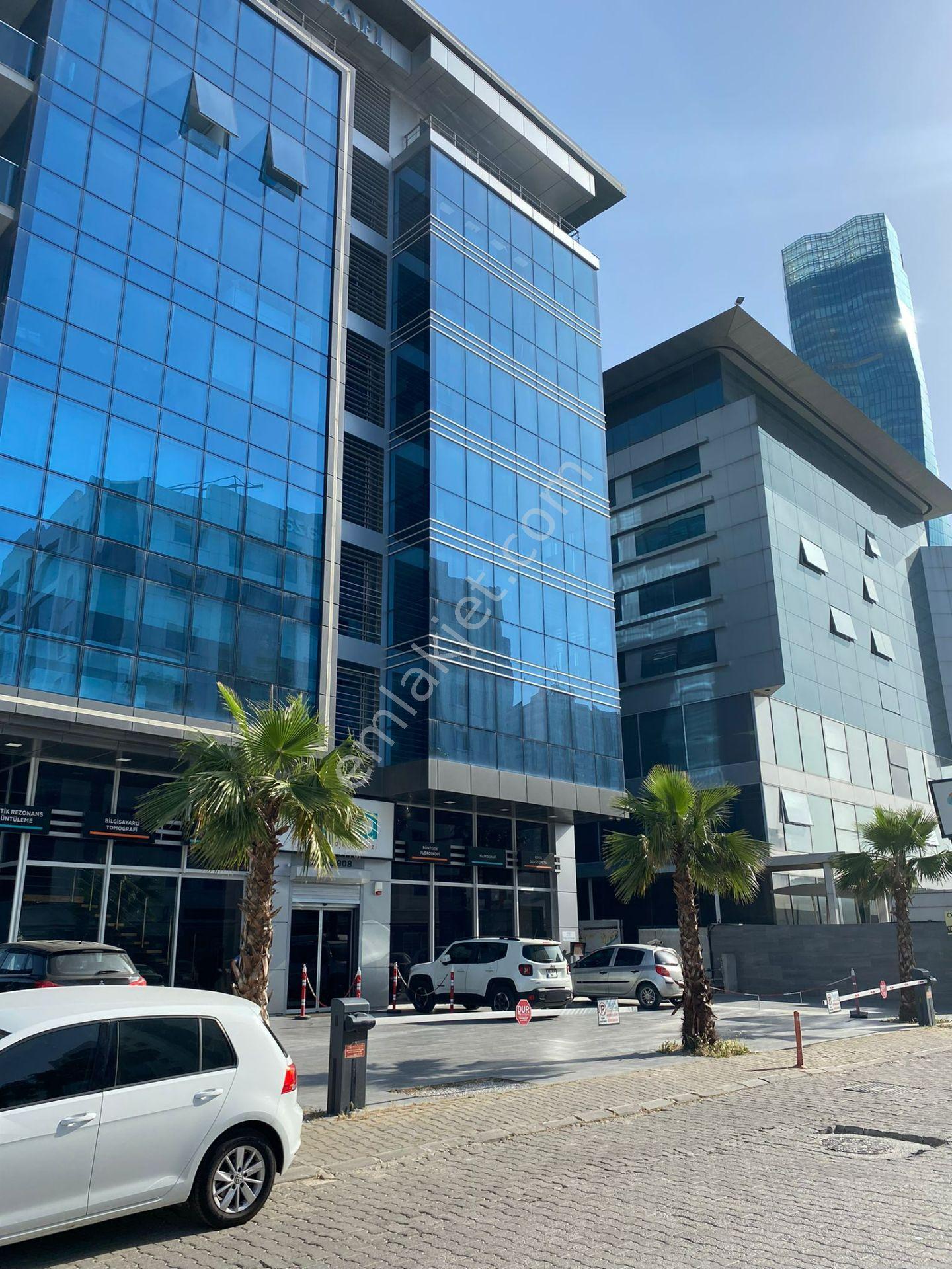 R23- İzmir Merkez Adliyesi Yakınında Lüks Plazada 2 +1 Ofis
