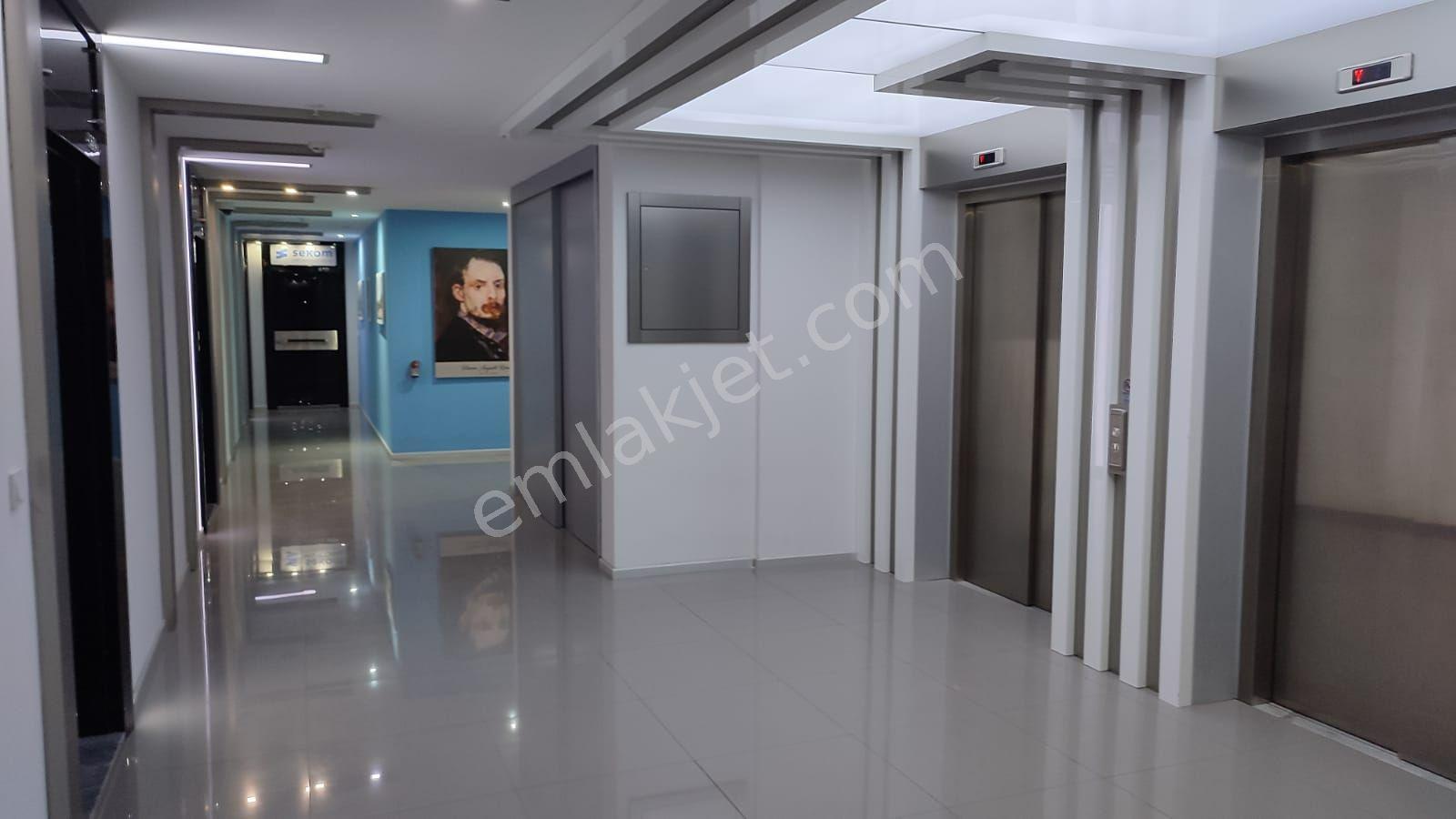 R23- İzmir Merkez Adliyesi Yakınında Lüks Plazada 2 +1 Ofis - Görsel 12