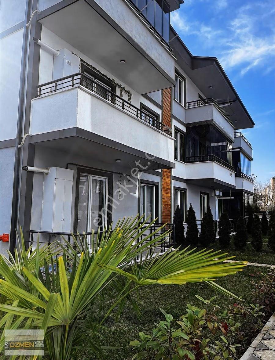 Karasu Azizye'de Havuzlu Sitede Kiralık 2+1 Boş Daire