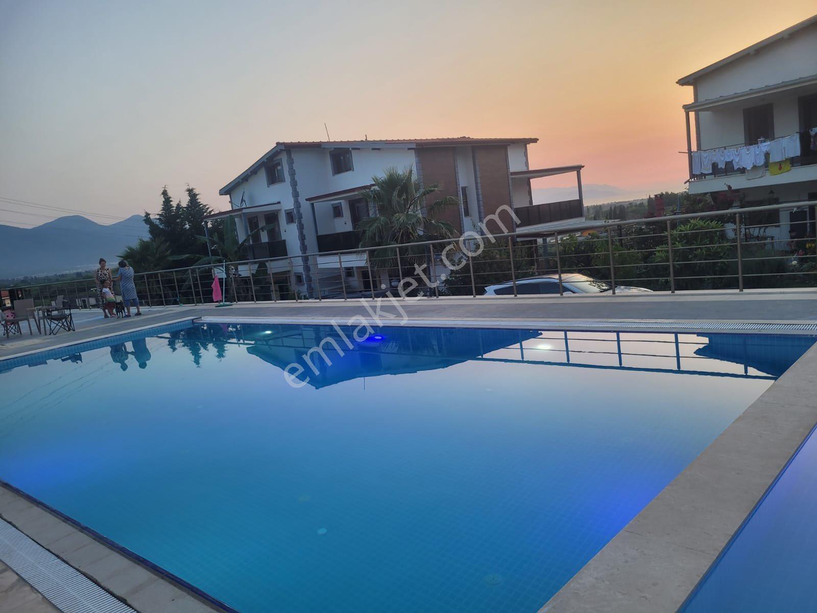 Deniz Manzaralı Havuzlu Sitede Satılık 5+1 Tripleks Villa