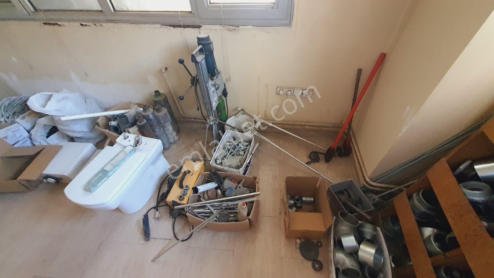 Kuşadası Davutlar Devren Satılık Çok Büyük Sıhhi Tesisat Dükkanı - Görsel 26
