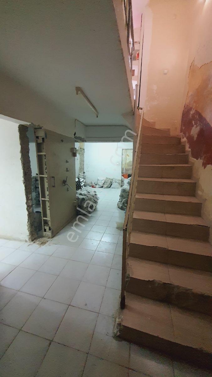Kuşadası Davutlar Devren Satılık Çok Büyük Sıhhi Tesisat Dükkanı - Görsel 32