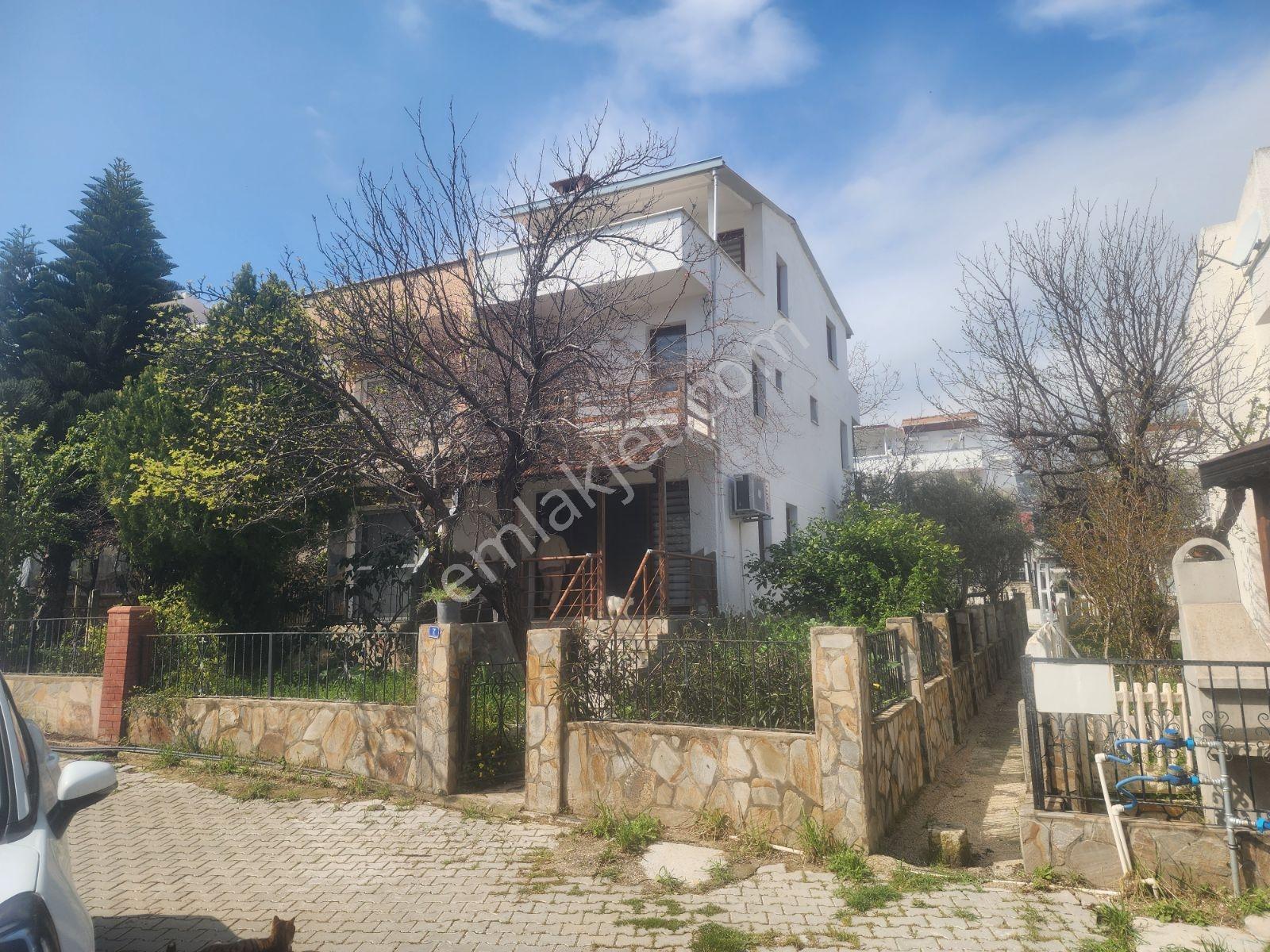 Mordoğan Emlaktan Merkezde Site İçinde Bahçeli Eşyalı Yazlık