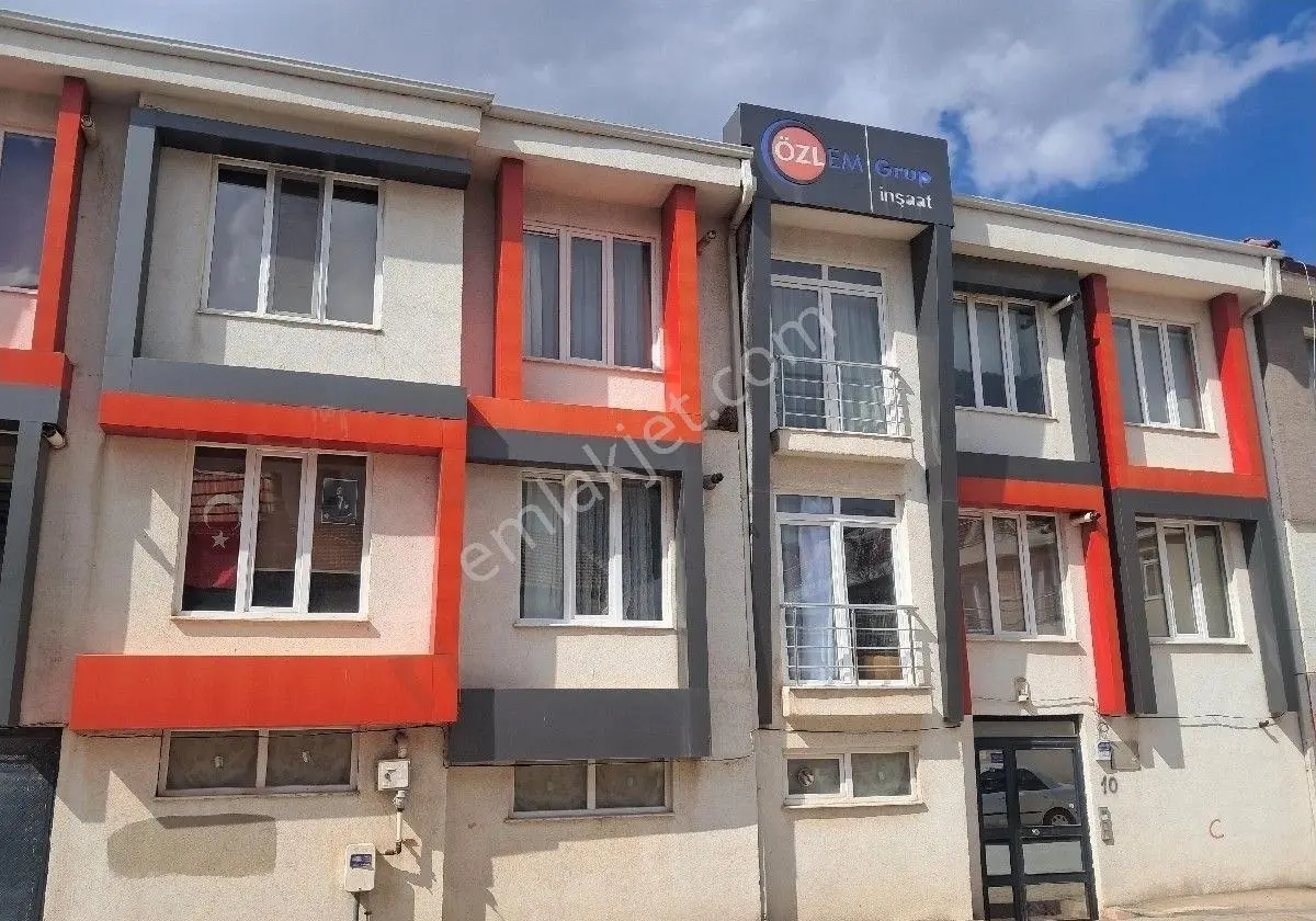 Duygu Emlaktan Kiralıkbüyükdere Ogü Yakını Full Eşyalı 1+1 Bakımlı Daire