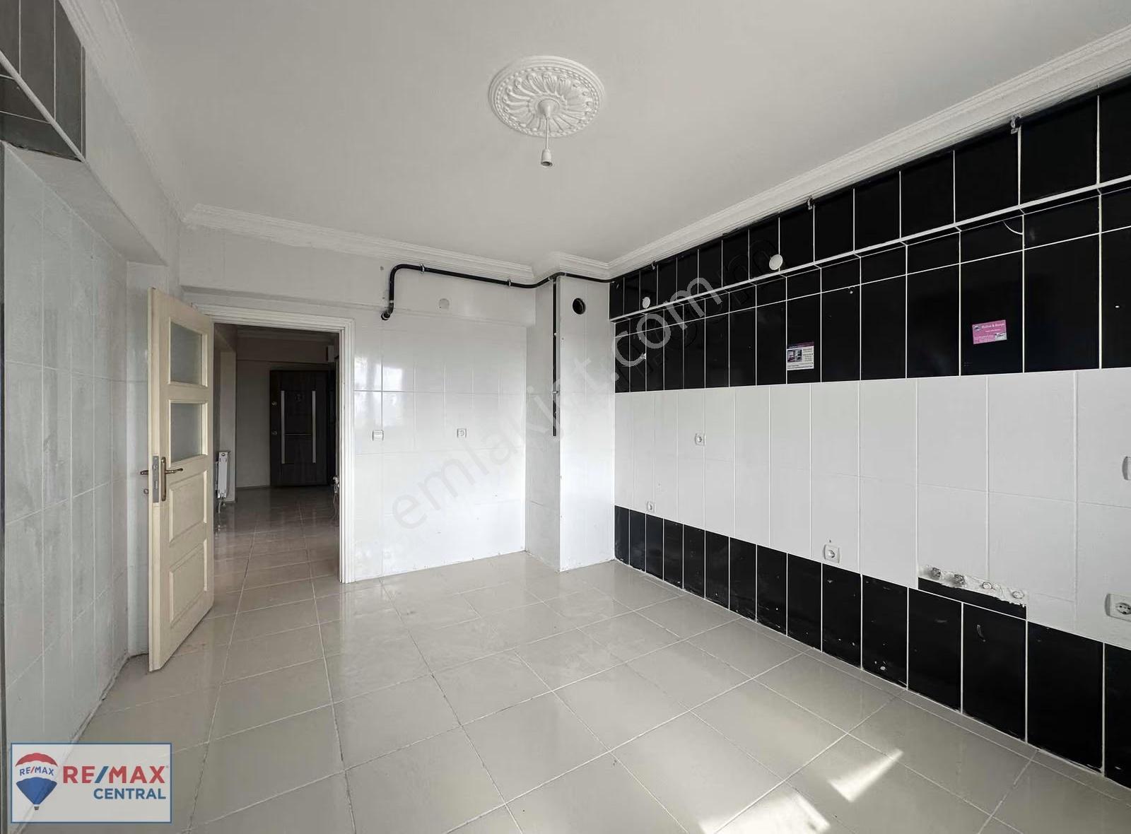 Remax Central | Kılavuz Cadde Üzeri 3+1 Ara Kat Geniş Daire - Görsel 13
