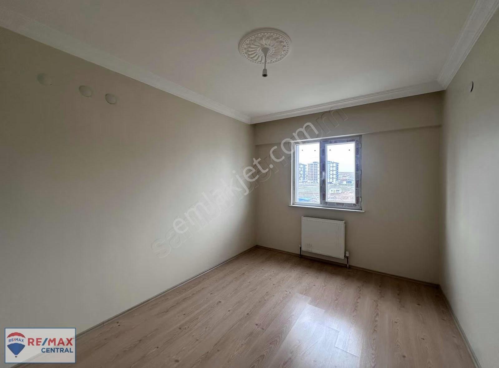 Remax Central | Kılavuz Cadde Üzeri 3+1 Ara Kat Geniş Daire - Görsel 3