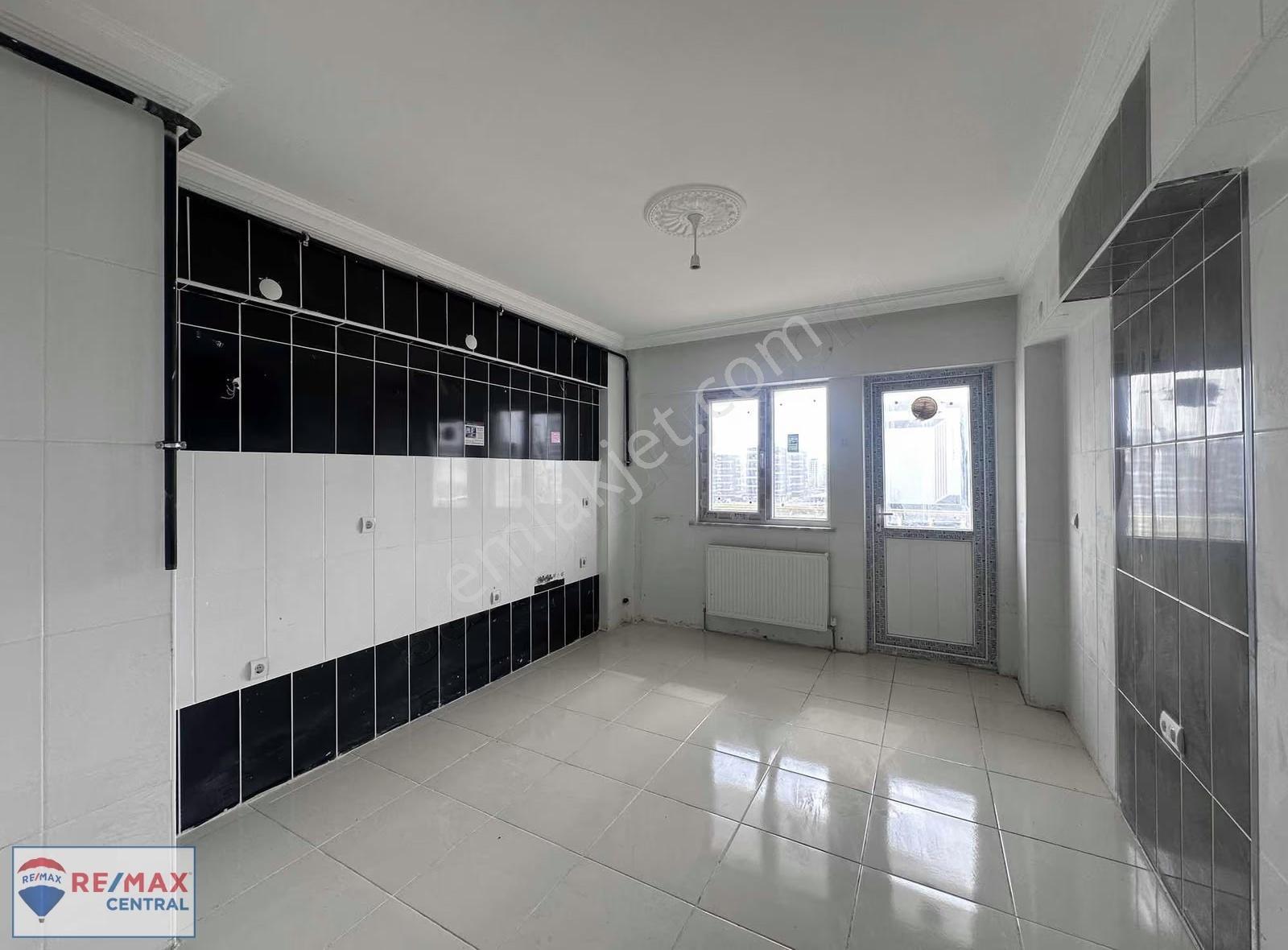 Remax Central | Kılavuz Cadde Üzeri 3+1 Ara Kat Geniş Daire - Görsel 9